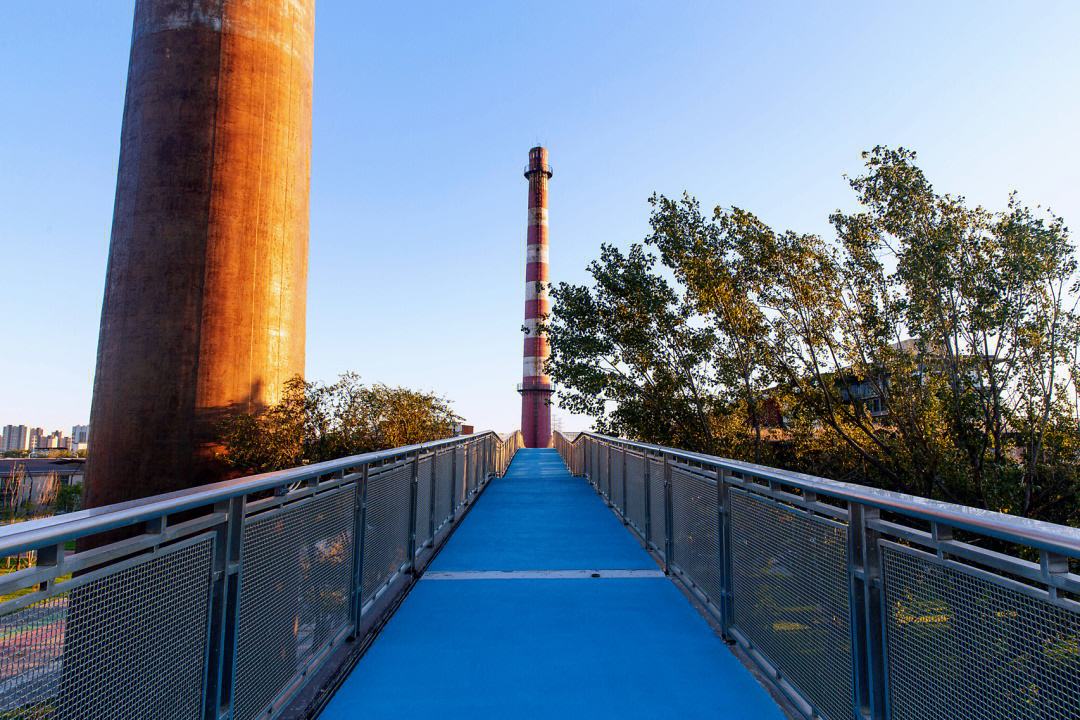 首钢空中走廊        首钢空中步道,也被称为高线公园,全长约10公里