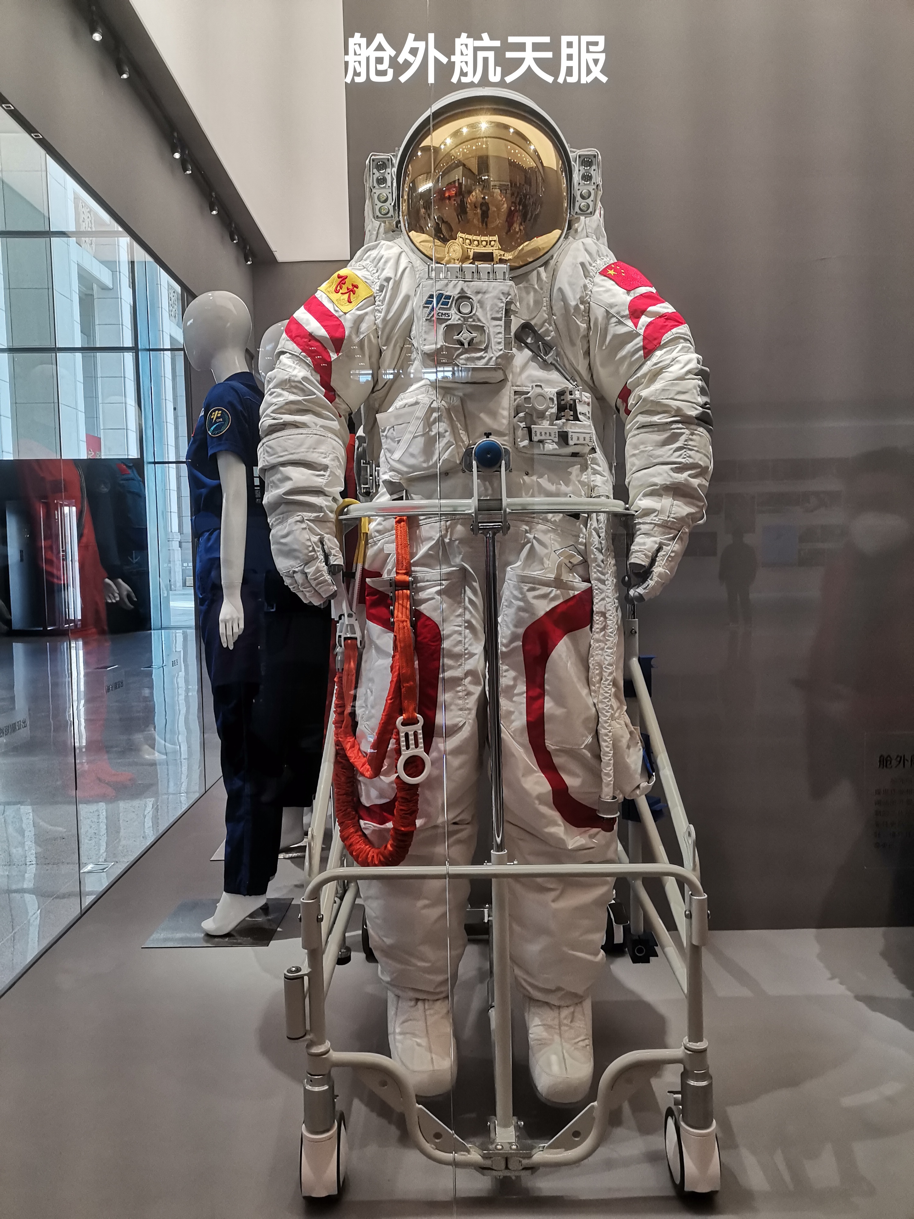 这是保障航天员生命安全穿着的特殊服装