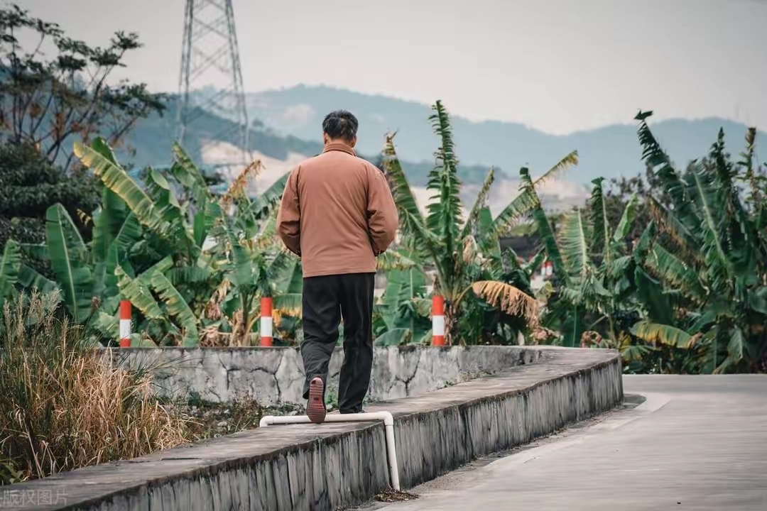 父亲和大伯断交十五年,去年大伯生病住院时,父亲打了十几个电话 我