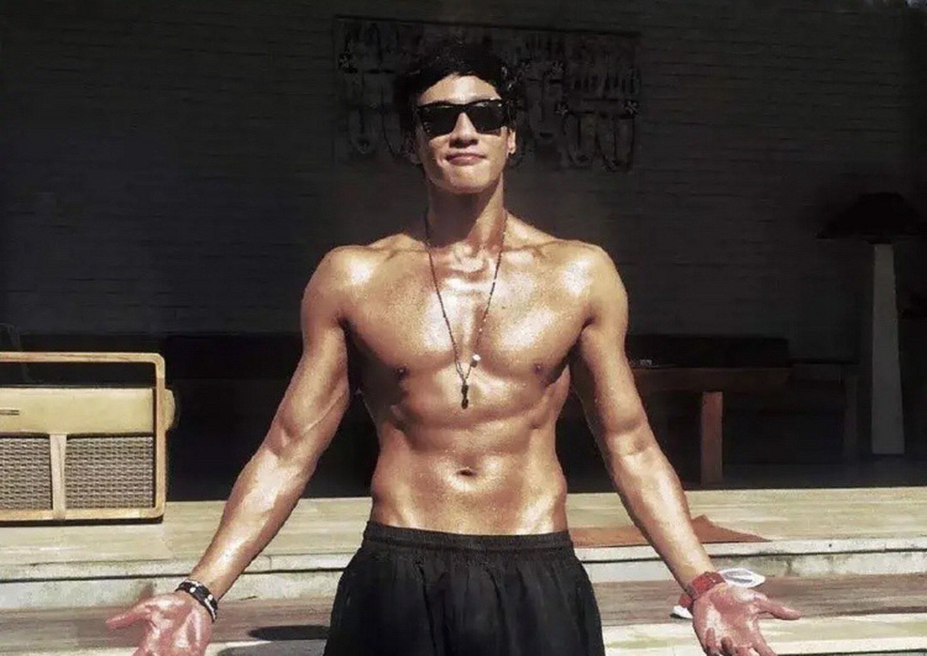 张翰肌肉男#   张翰发文: "向着肌肉男的路上,努力的奔跑着!