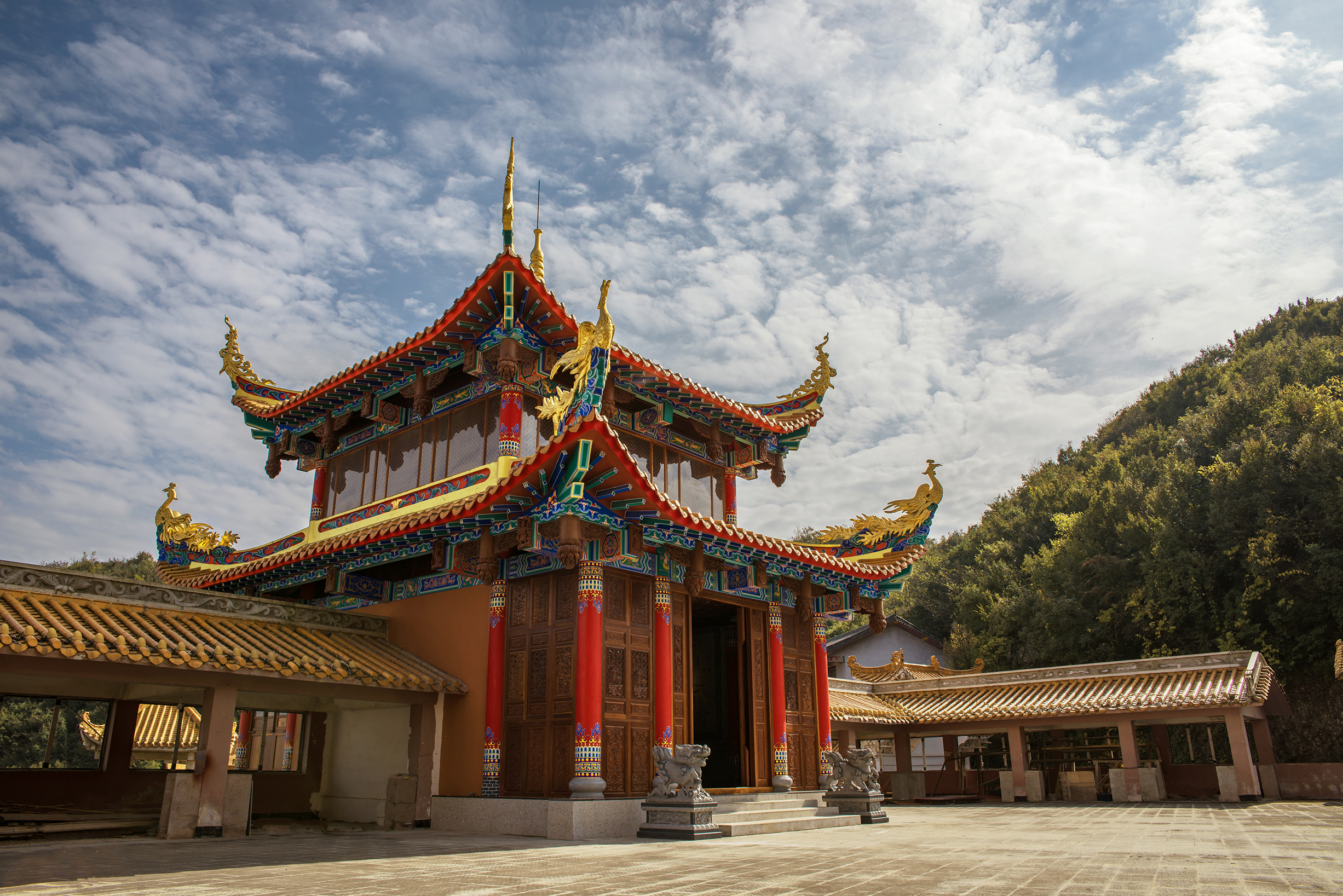 旅行# #我的旅行纪事# 巢凤寺坐落在贵州清镇市城区,始建于明朝初 