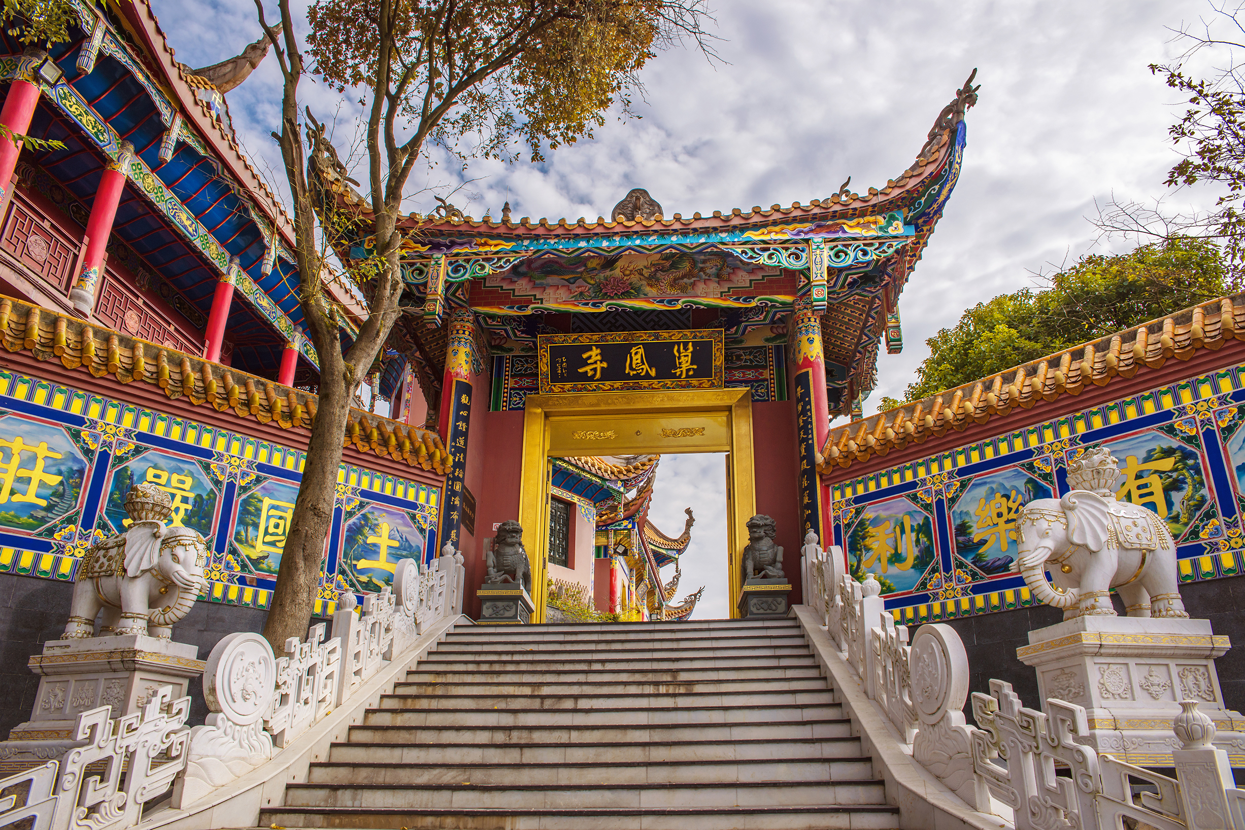 旅行# #我的旅行纪事# 巢凤寺坐落在贵州清镇市城区,始建于明朝初 