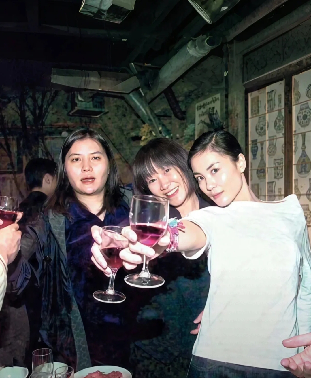 与之形成鲜明对比的是,王菲与经纪人陈家瑛,邱黎宽自1992年合作竹今