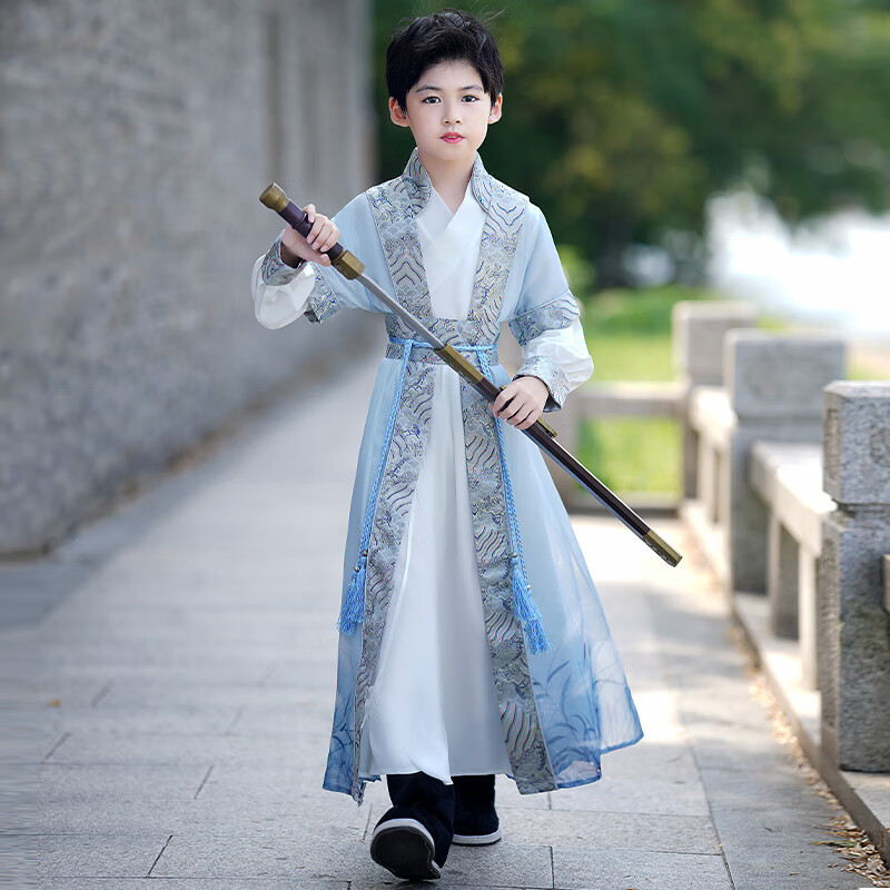 身着蓝白汉服的男孩,站在石板路上,仿佛穿越了时空的隧道,带我们回到