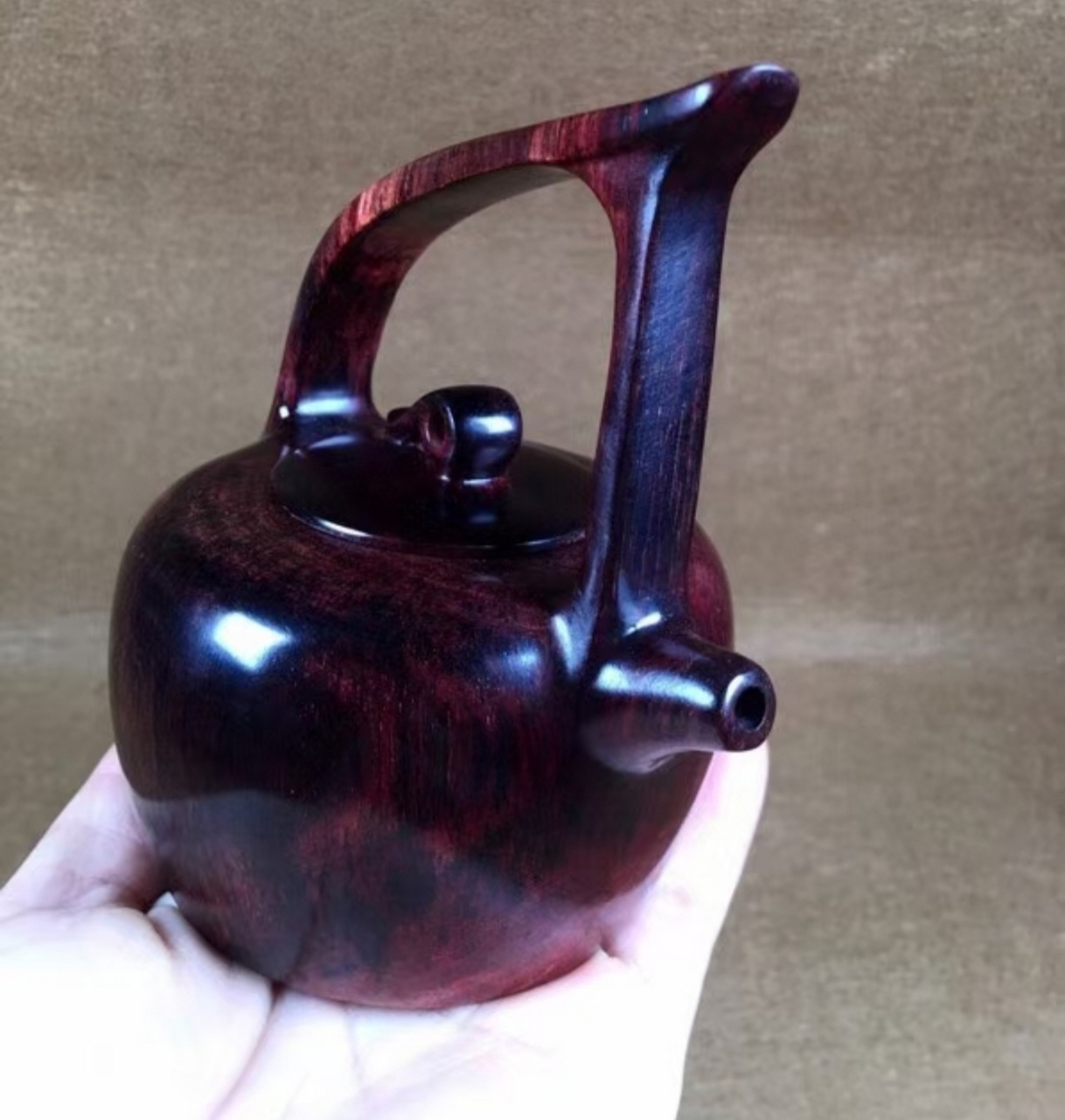 文玩# 极品海黄野生老料紫油梨【提梁壶】爆满芝麻花满纹,葡萄港紫