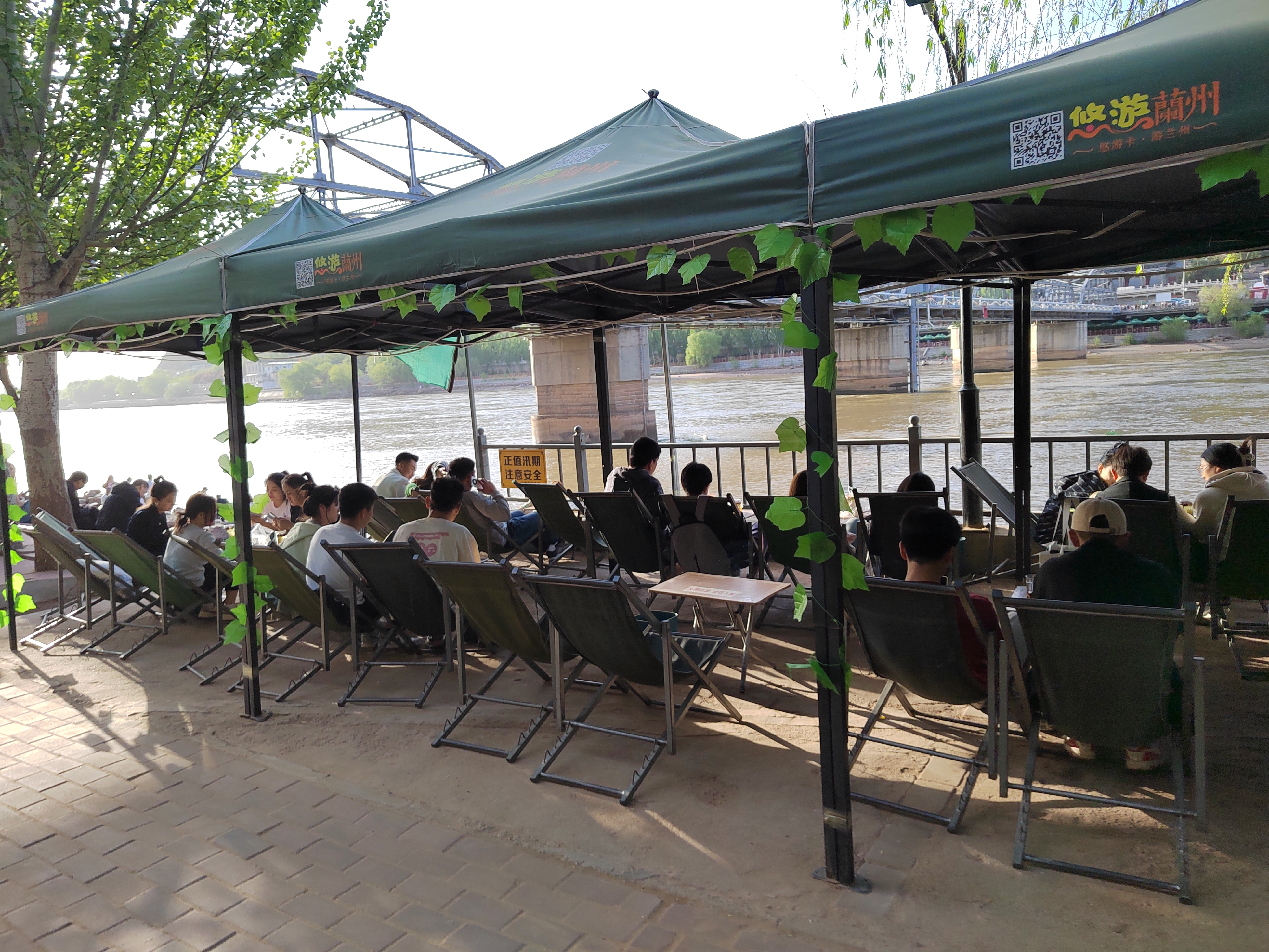 兰州黄河边,铁桥下独特的茶摊文化[赞] 春暖花开,黄河水涨, 三炮台,刮