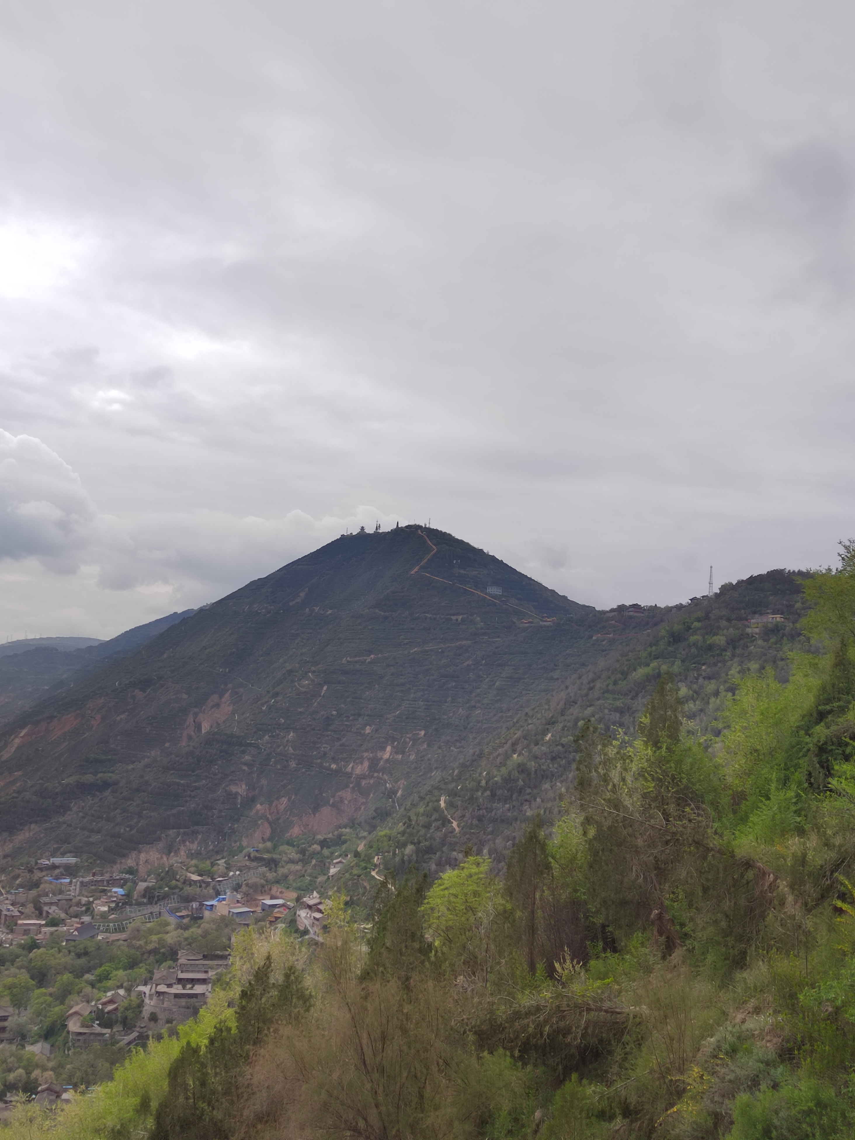 登兰州皋兰山感受绿化不易