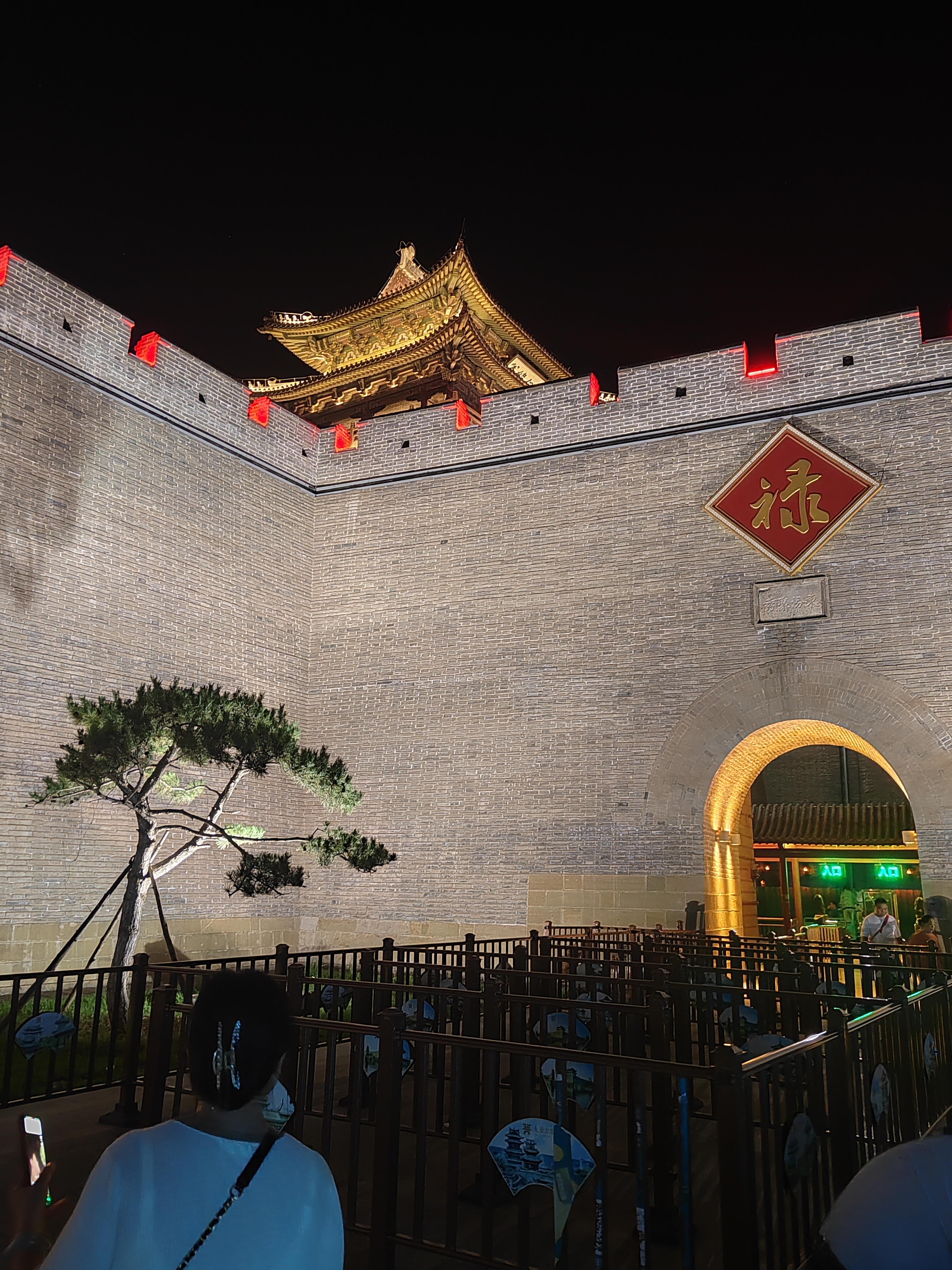 这是三国演义中的五虎上将之一,常山赵子龙,赵云故乡,站在城墙下,仿佛