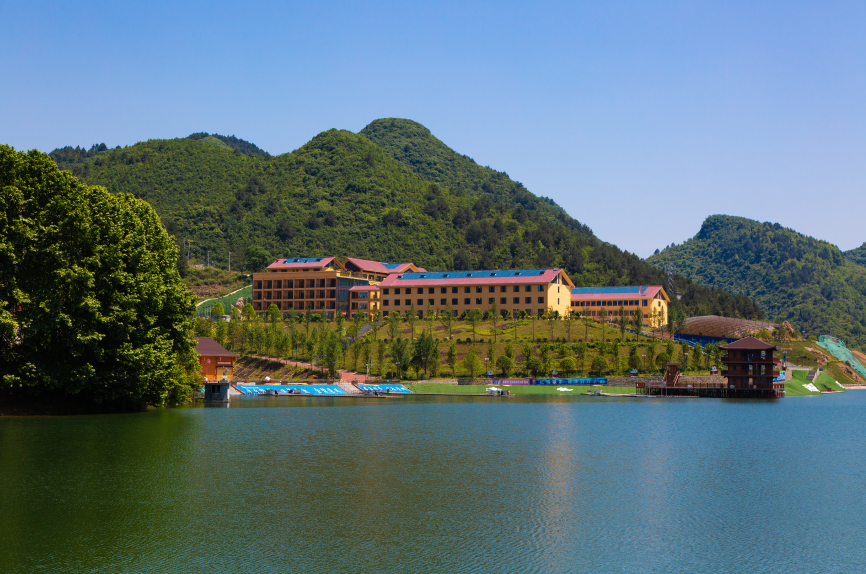 绥阳卧龙湖景区酒店,窗外群山环绕,云雾缭绕