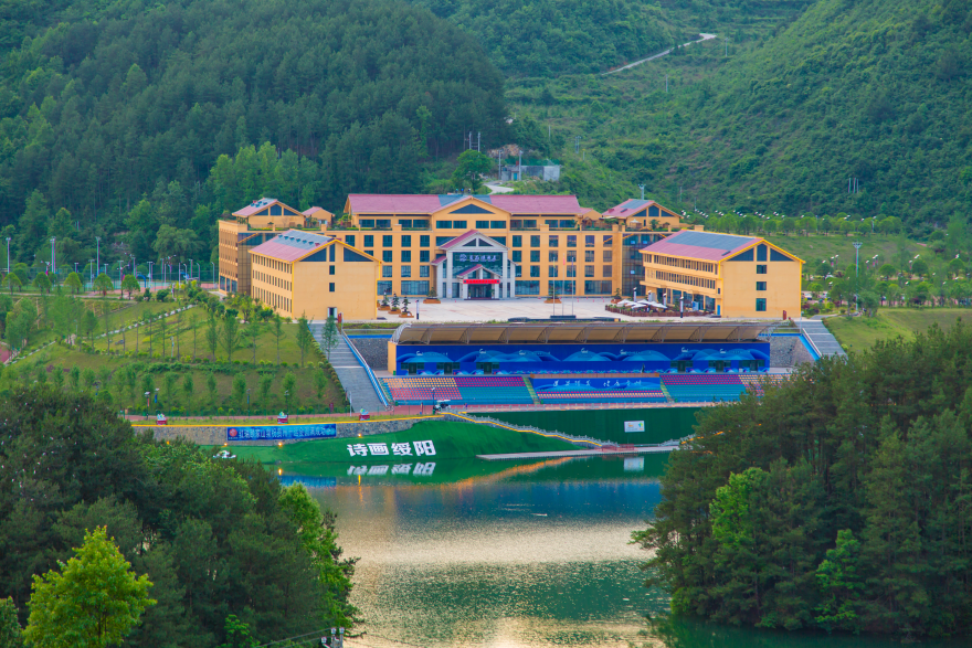 绥阳卧龙湖景区酒店,窗外群山环绕,云雾缭绕