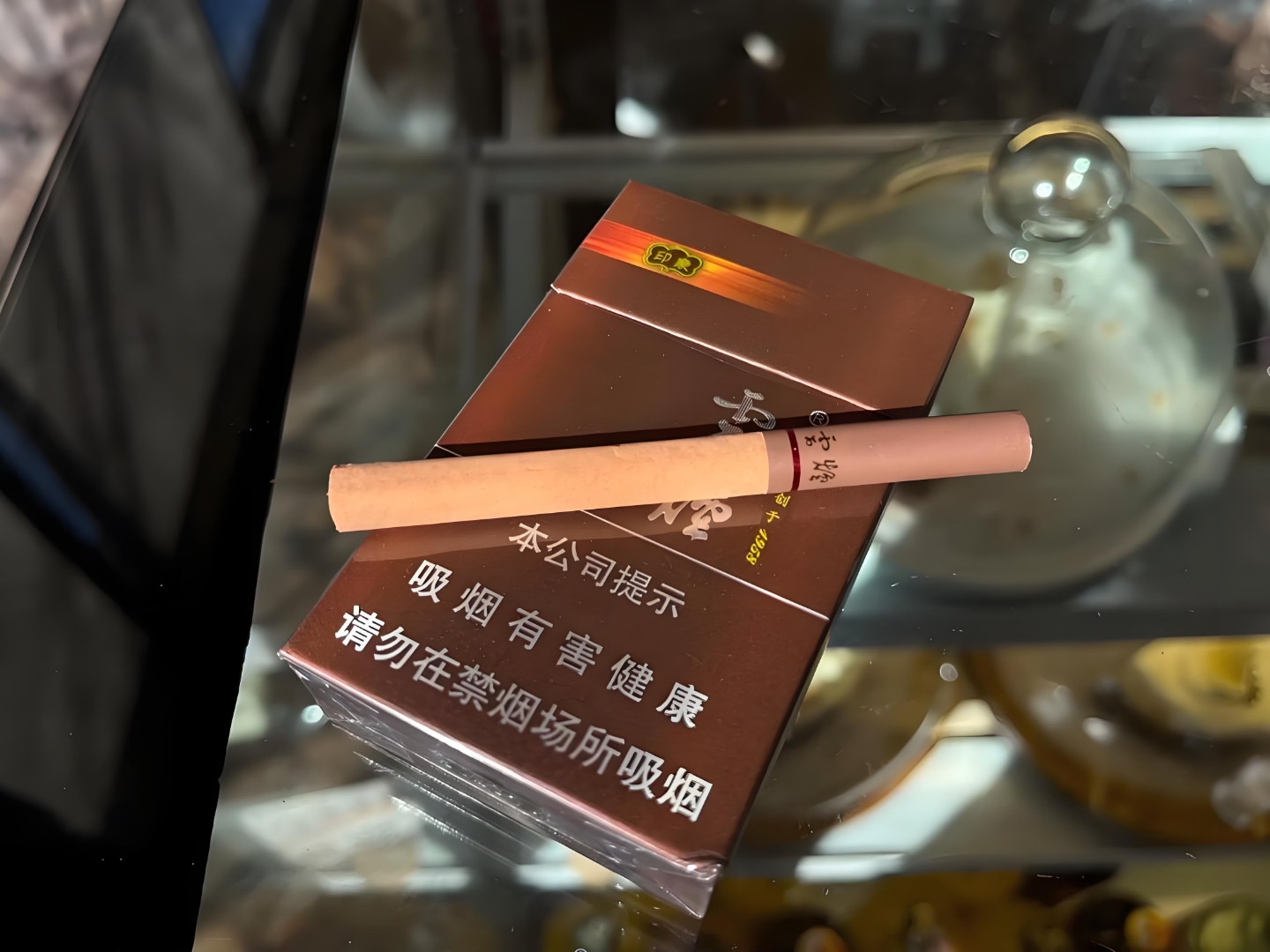 焦油量刚刚好,不呛不淡,抽完喉咙超舒服~ 经典烤烟香里藏着淡淡话梅味