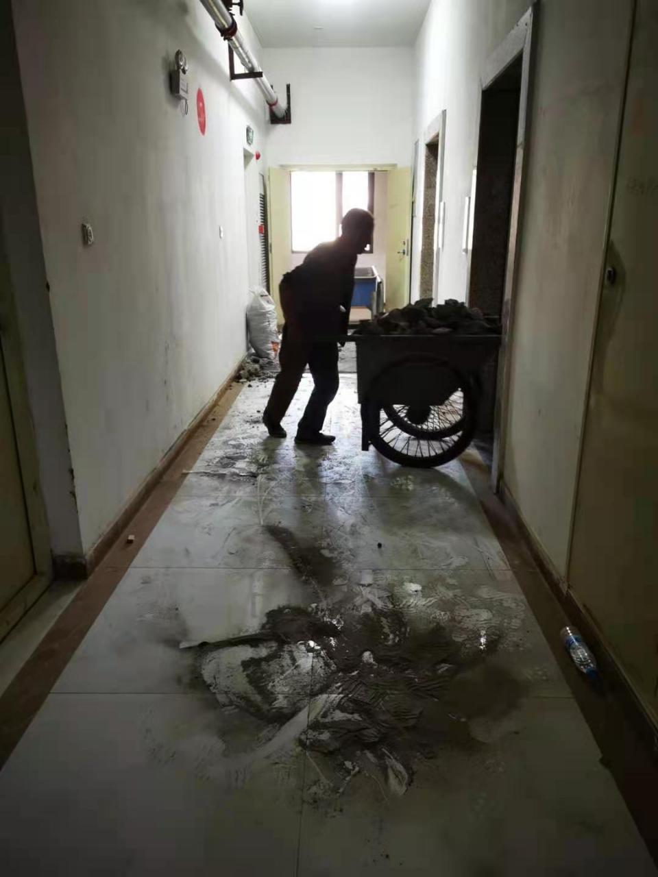 延安市凯泽世纪公园楼顶违建,私自加盖,封堵所有用户卫生间下水排气