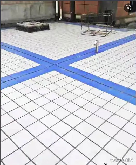 活动的屋顶)铺贴瓷砖主要基于以下综合考量: