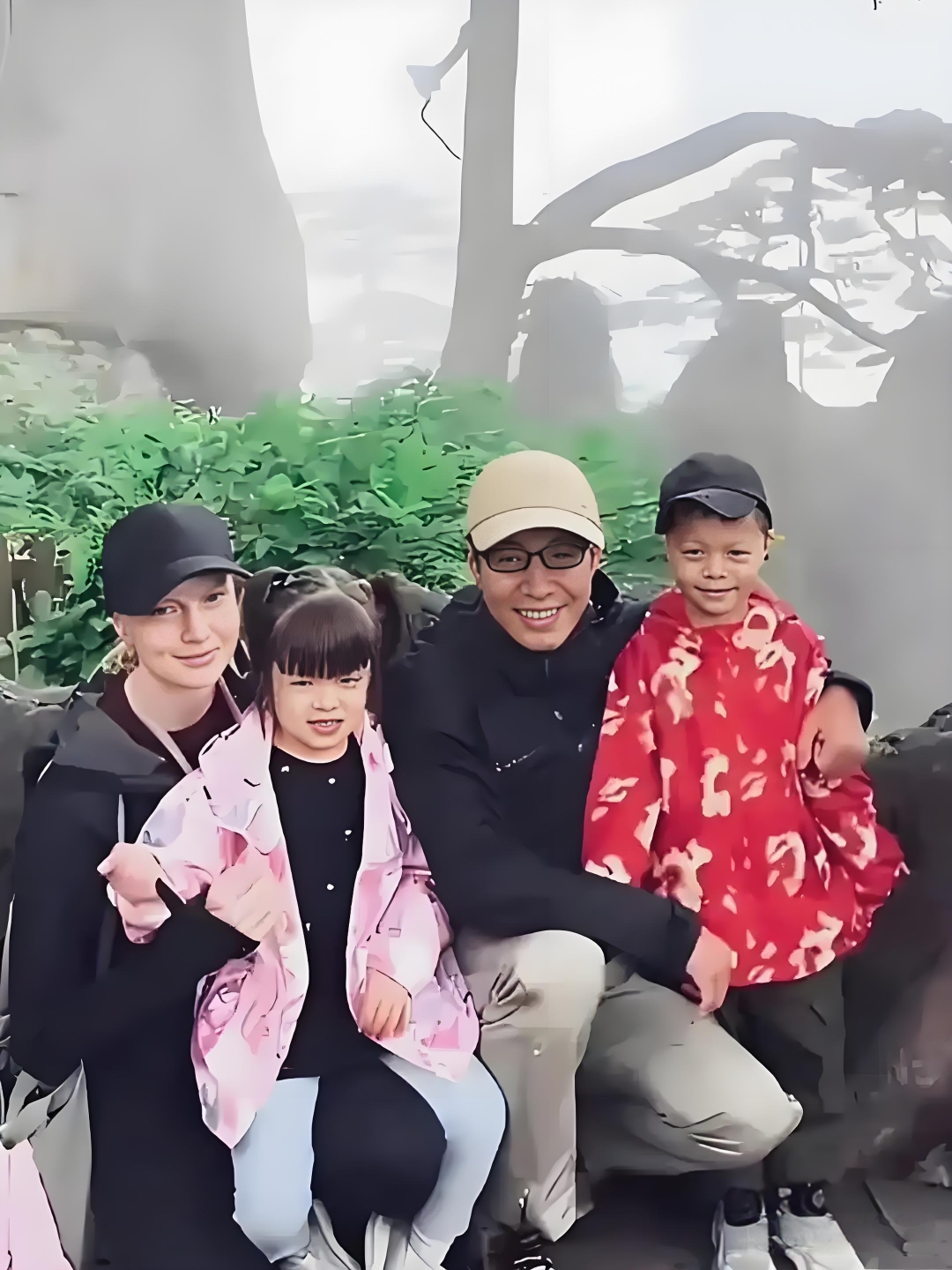 照片中李白与撒贝宁分别抱着女儿和儿子尽显温馨