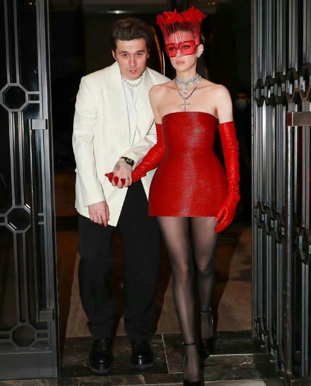 的大儿子布鲁克林,他就不能挺直腰杆,天天佝偻驼背,反而他老婆nicola