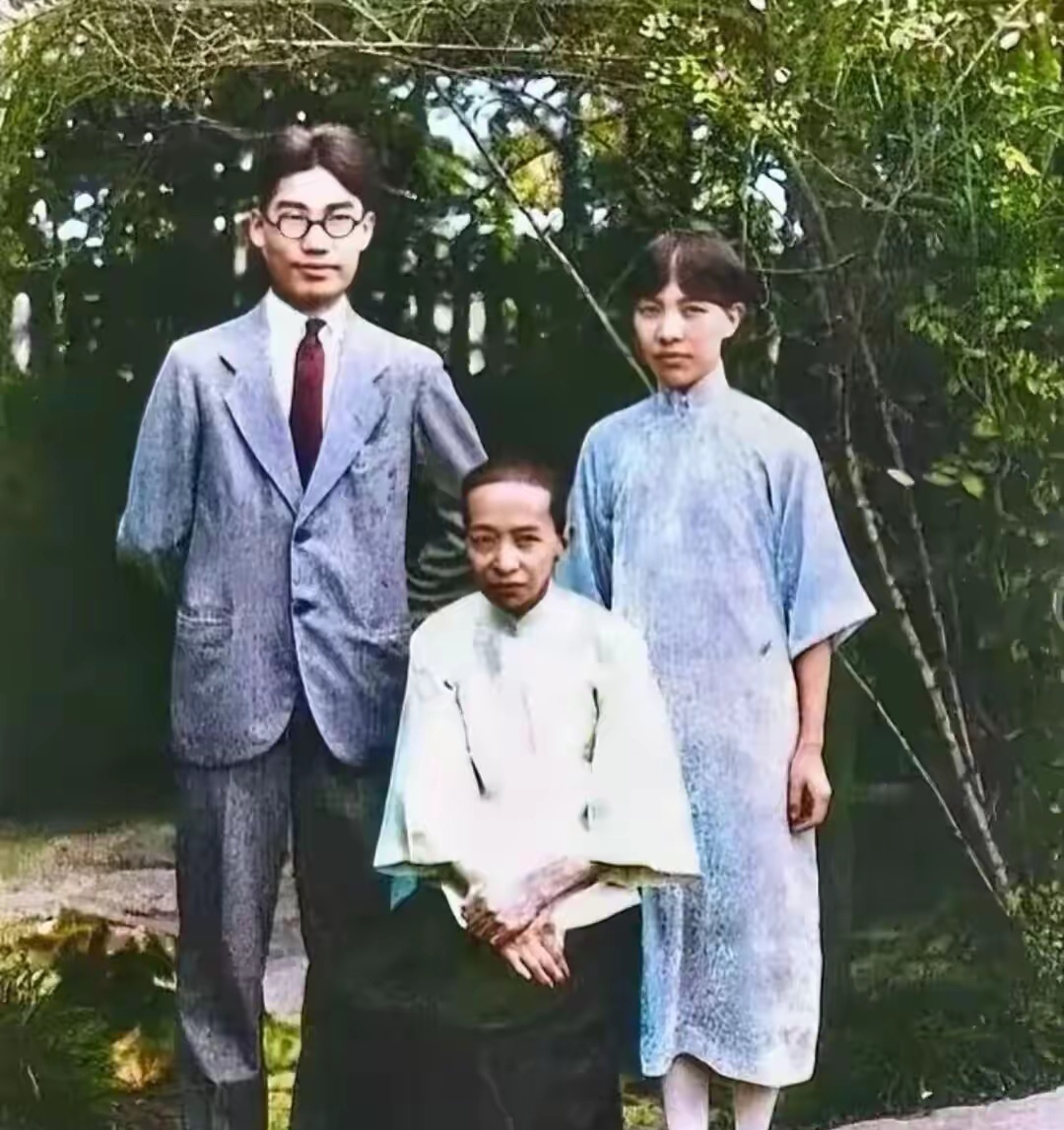 1925 年,有一张冰心和林徽因的合影,这也是她们唯一的合影.