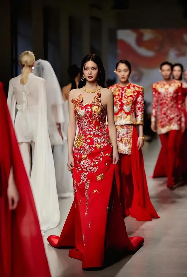 在巴黎时装周上,中国元素的旗袍为古与今,东方与西方的文化内涵交融在