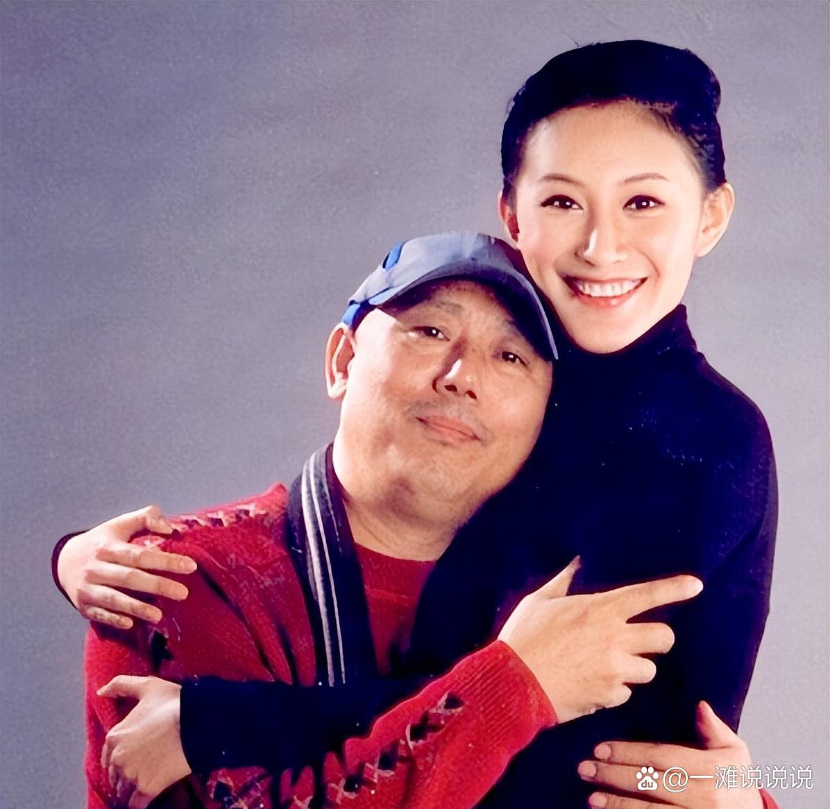 2006年,李成儒紧紧握住比他年轻18岁的妻子史依弘的手,眼中泛着泪光