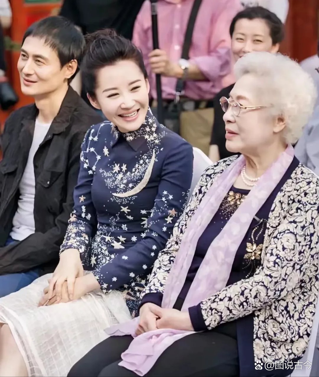 这张照片摄于 2019 年,当时许晴在出席某活动时,正乖乖地充当着"小迷