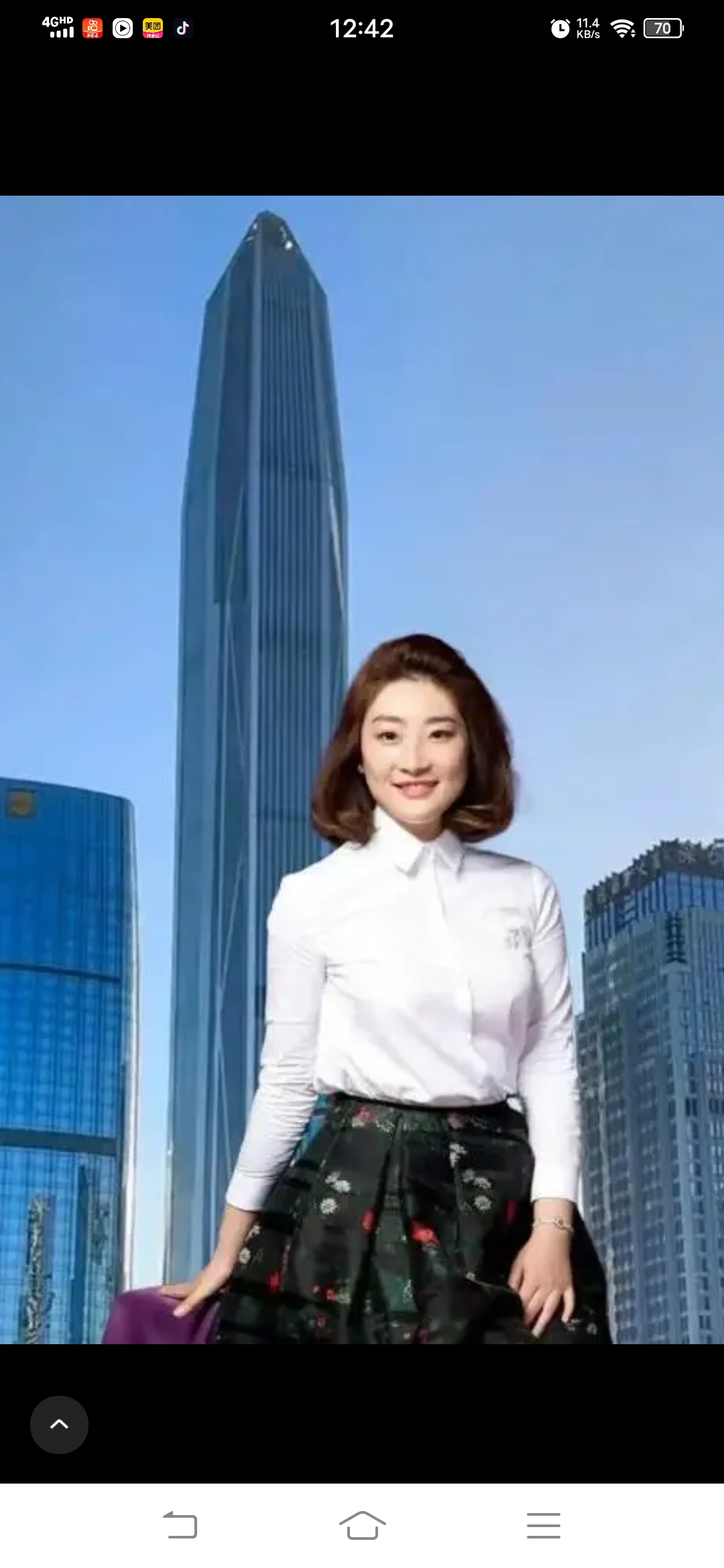 然而,命运之轮悄然转动,一日之间,他竟涉足股市,轻