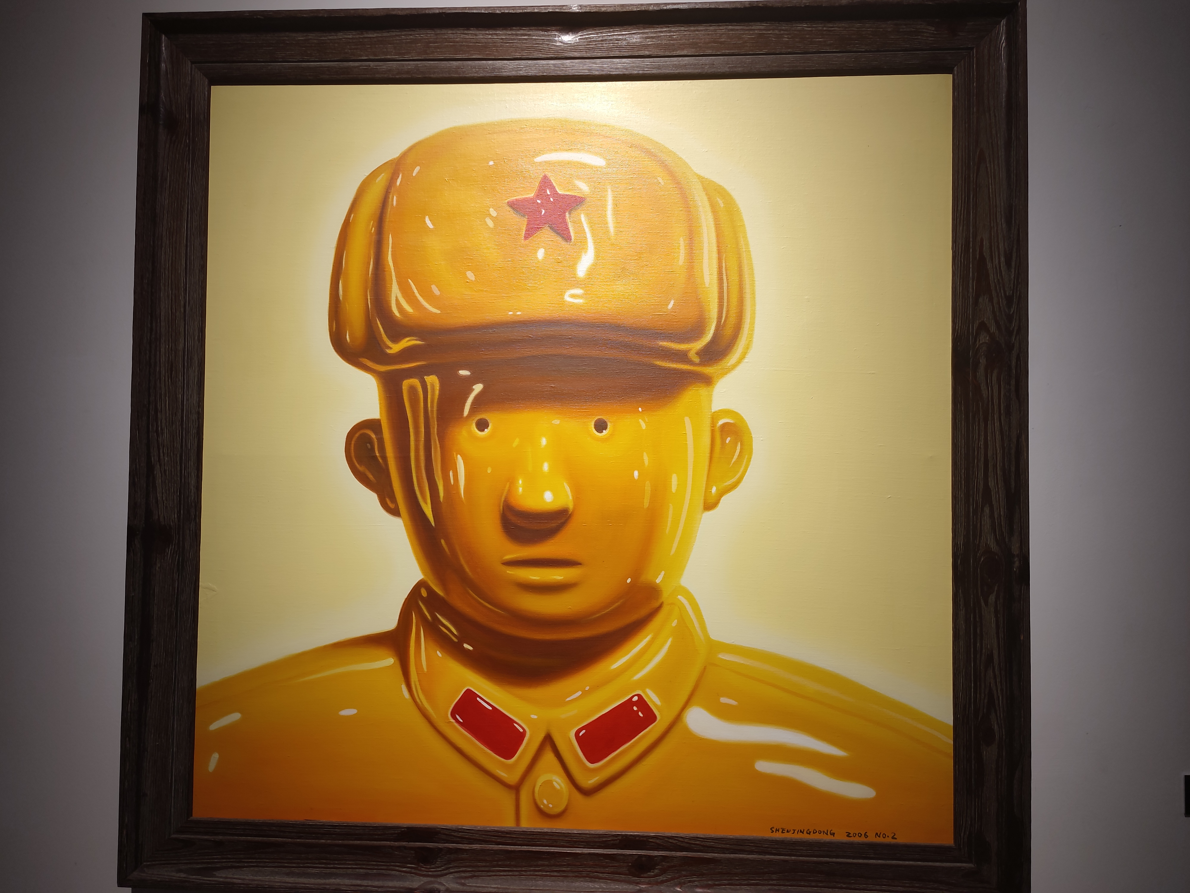 沈敬东以一种非常大胆和异类的,以光鲜亮圆为特征的画风,如愿以偿地出