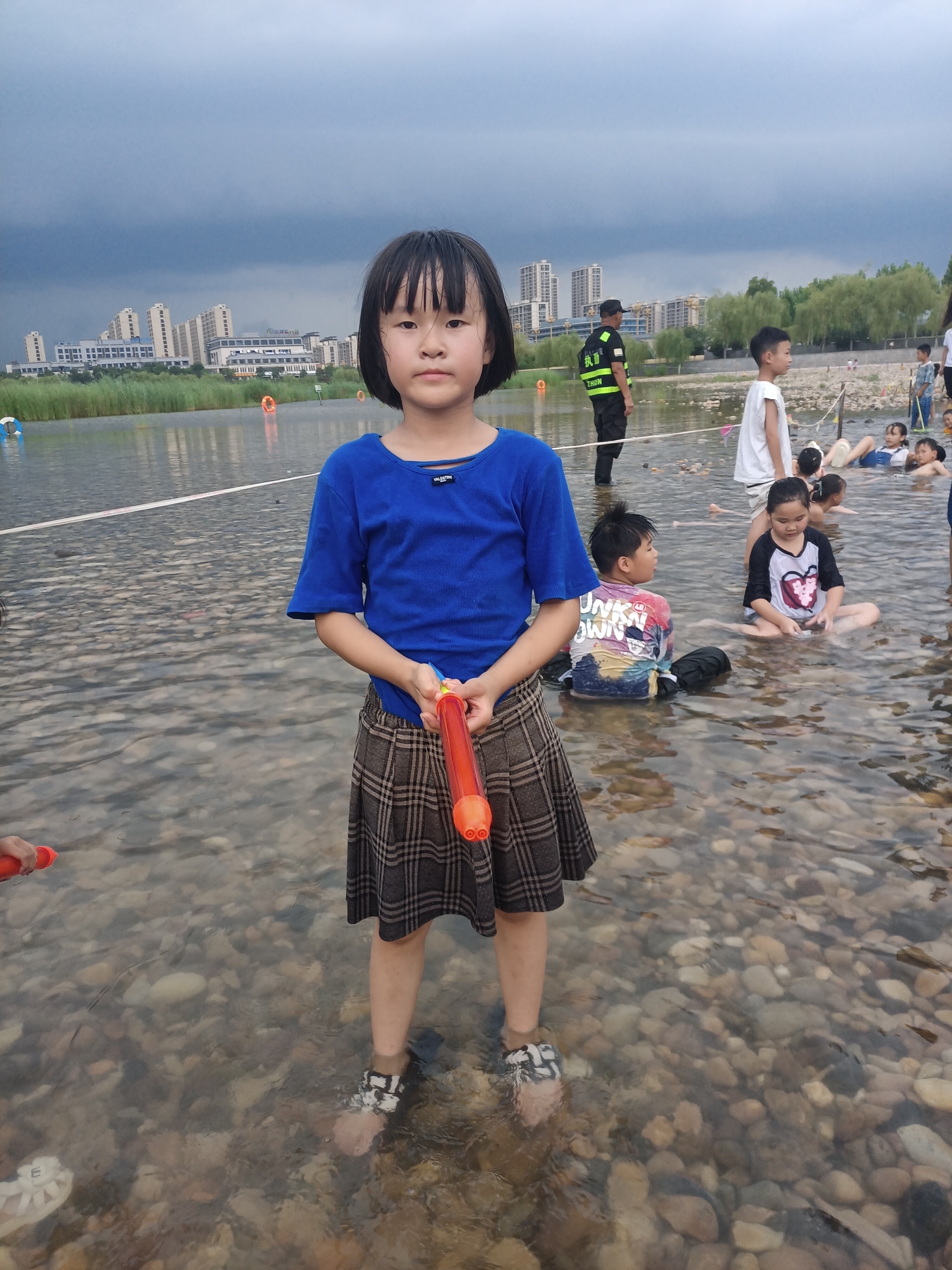 河边散步玩水