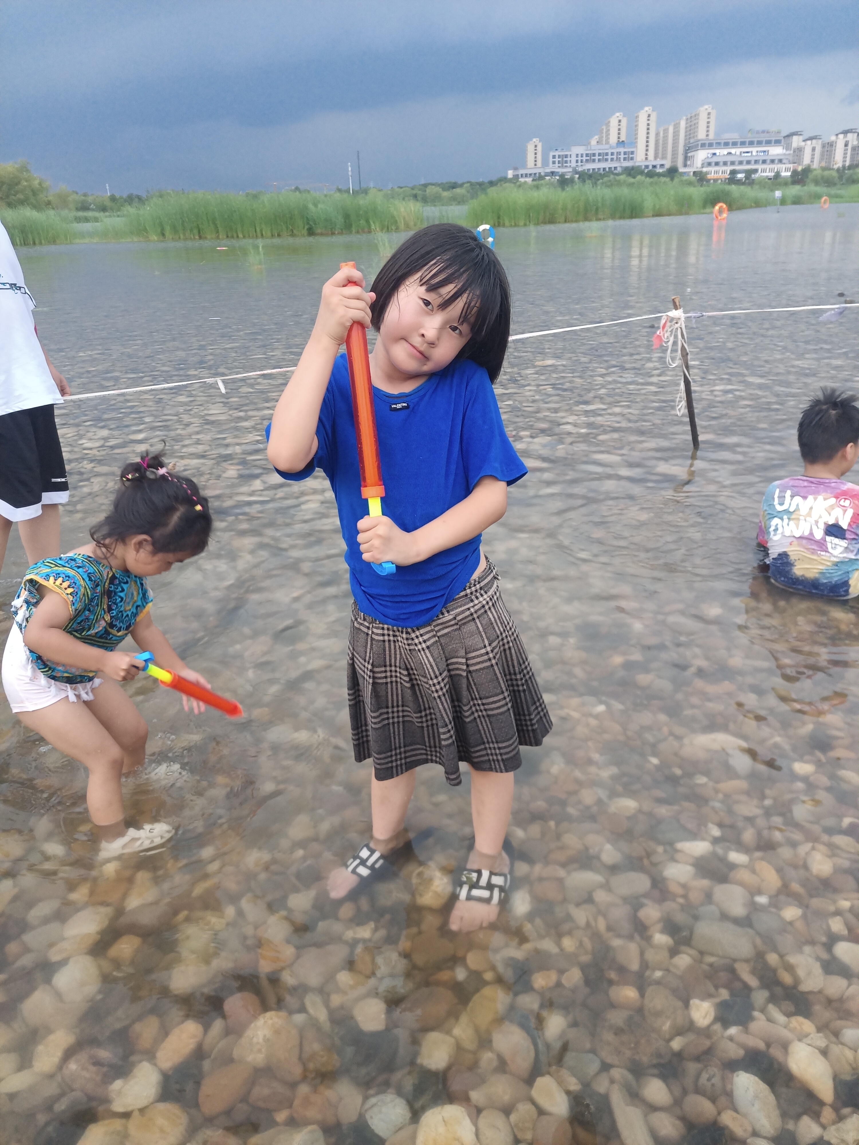 河边散步玩水