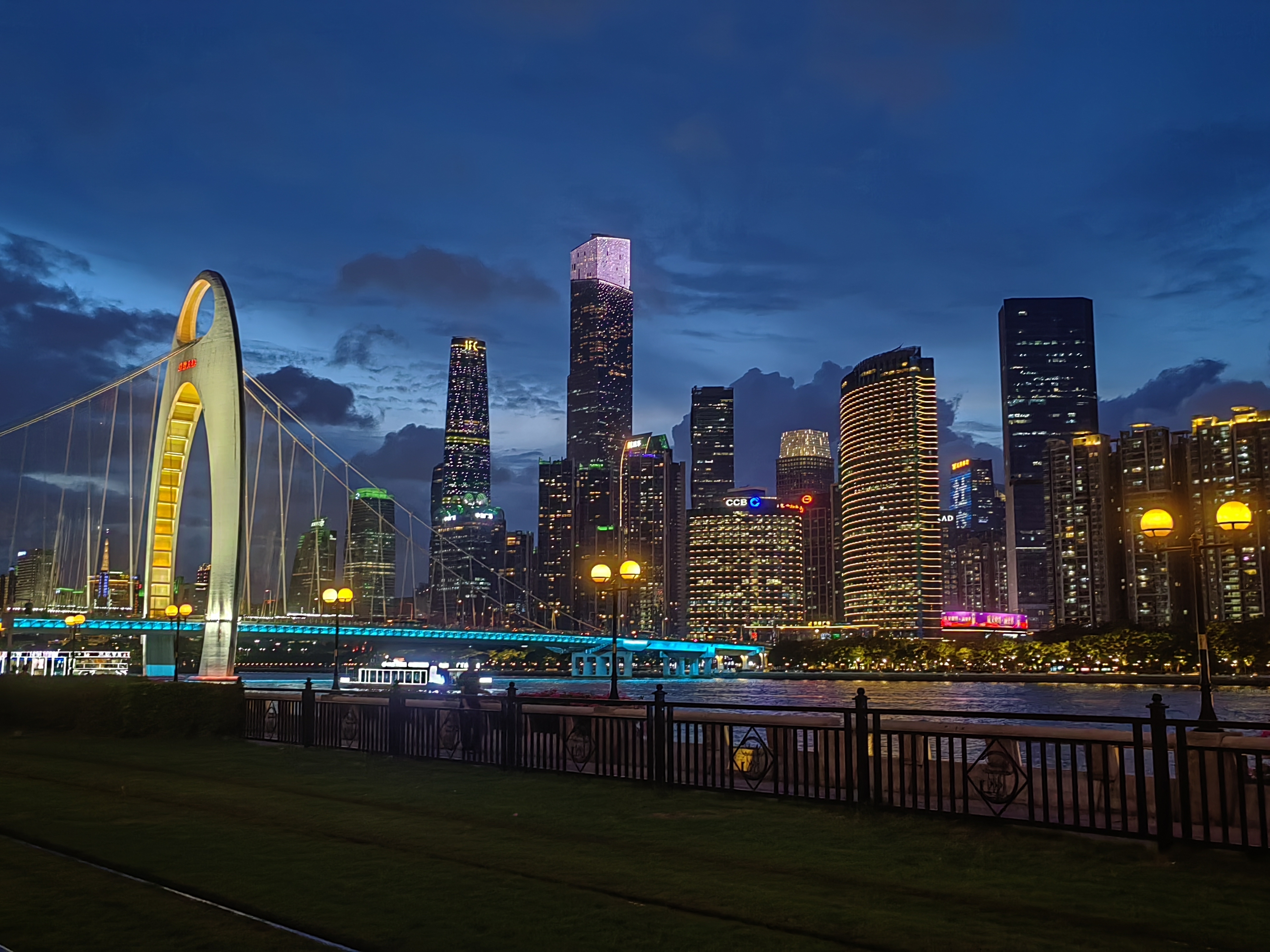 广州珠江新城的夜景,随手一拍都能当作壁纸.