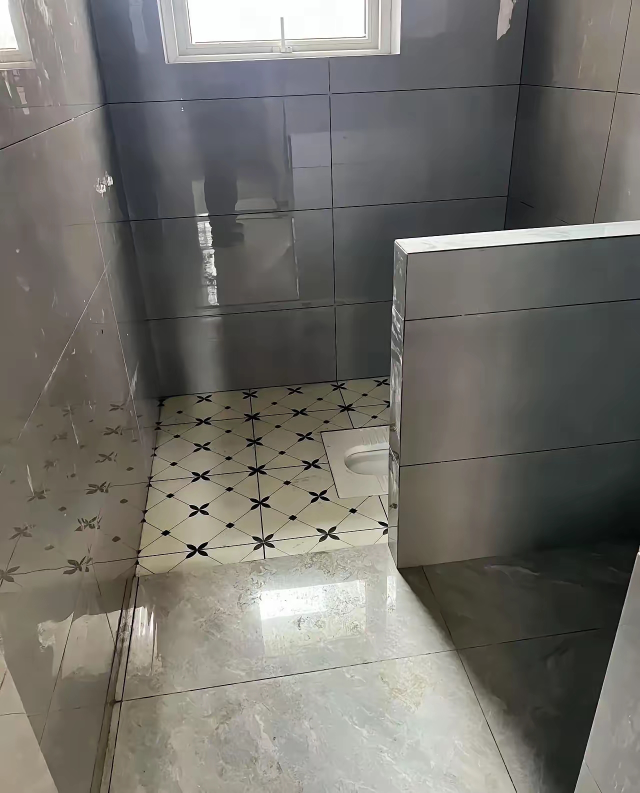 首先映入眼帘的就是那个蹲便器,我本来心心念念想要个马桶