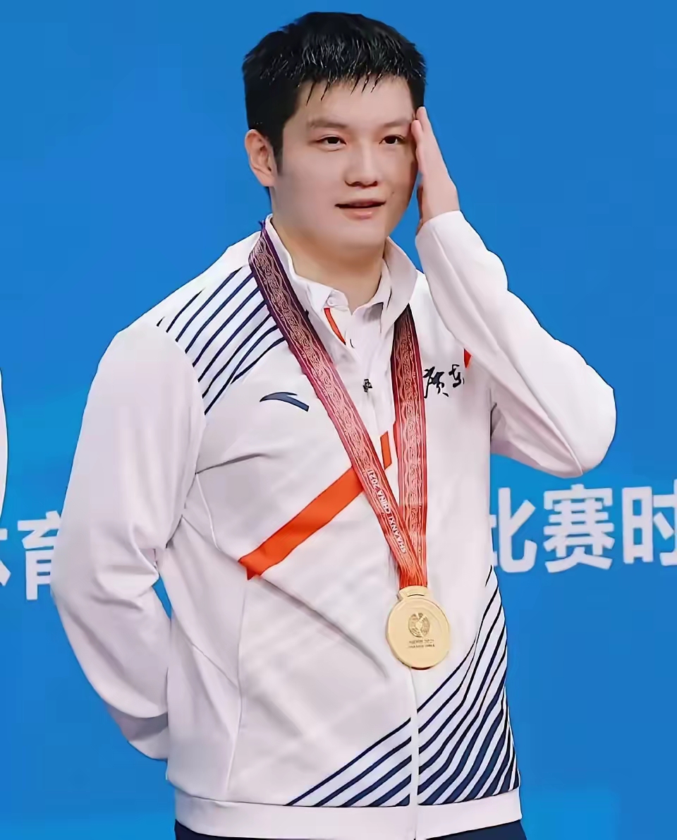 2021年全运会,樊振东代表广东勇夺乒乓球男子单打金牌,团体赛第一场3