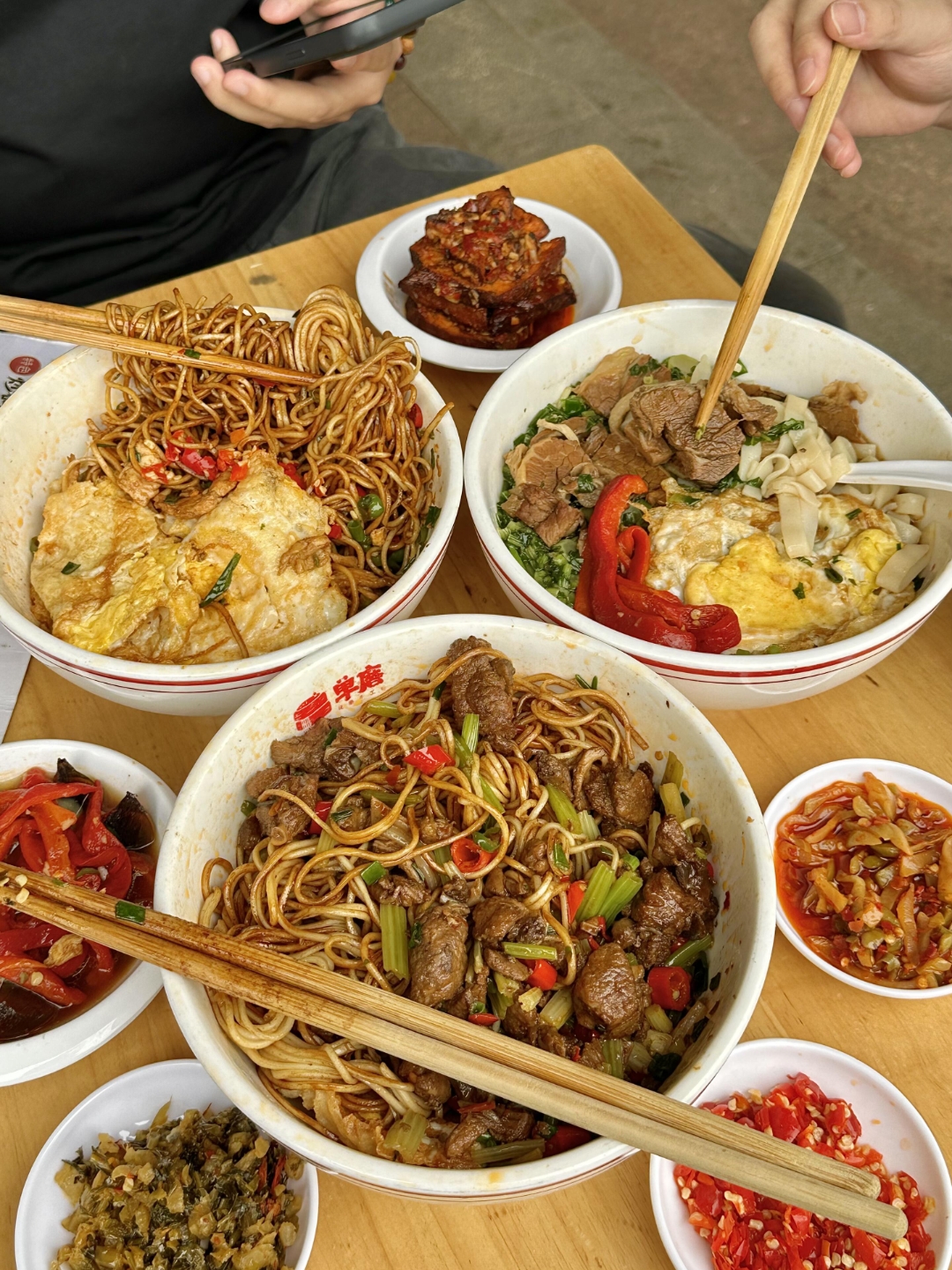 推荐:香菜牛肉干拌面,大片牛肉汤粉,酸辣红烧肉拌粉