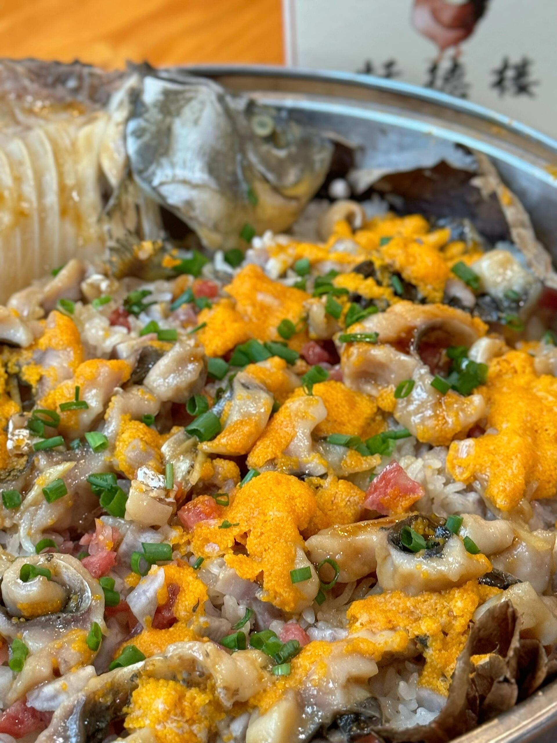 这个季节的鱼籽还可以 腊肠芋头搭配 广东胃真的好爱 嫩滑的无骨鱼肉