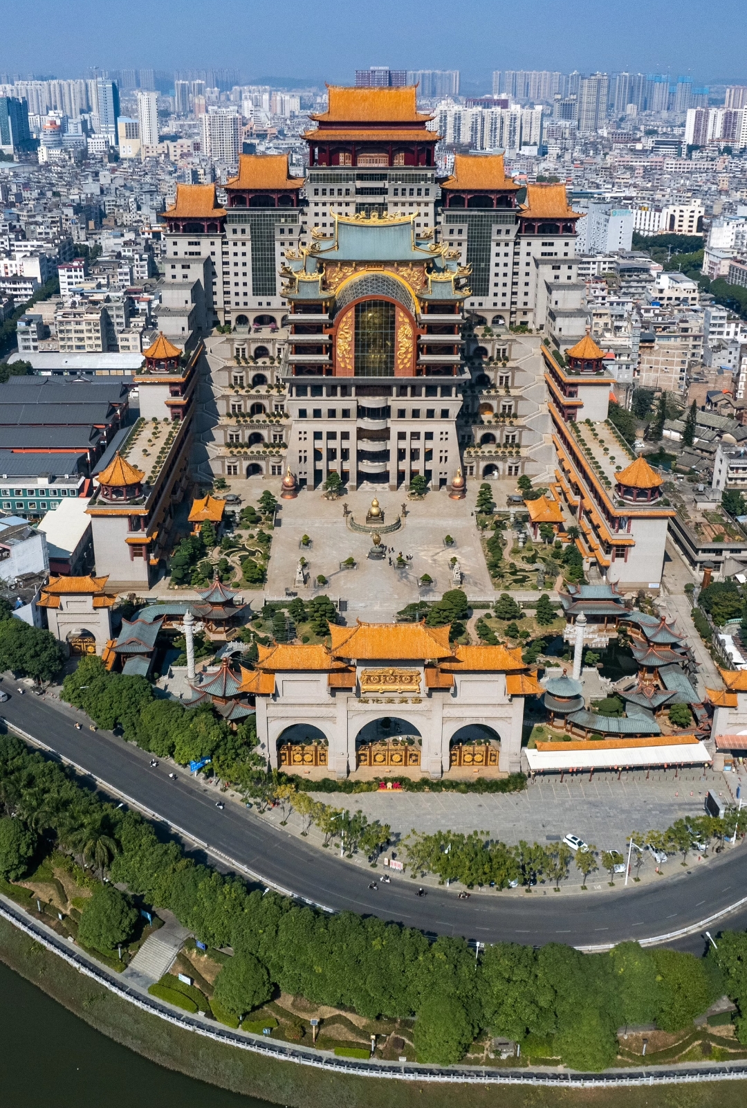 却没人能说清其来历 云天文化城,也叫云天宫,位于广西玉林市玉州区