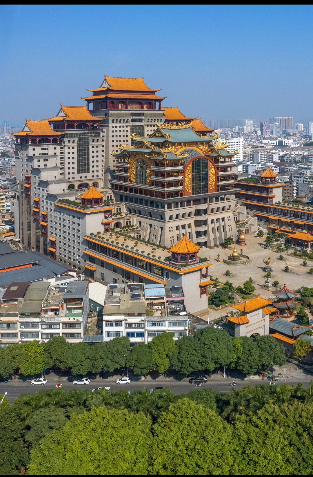 却没人能说清其来历 云天文化城,也叫云天宫,位于广西玉林市玉州区