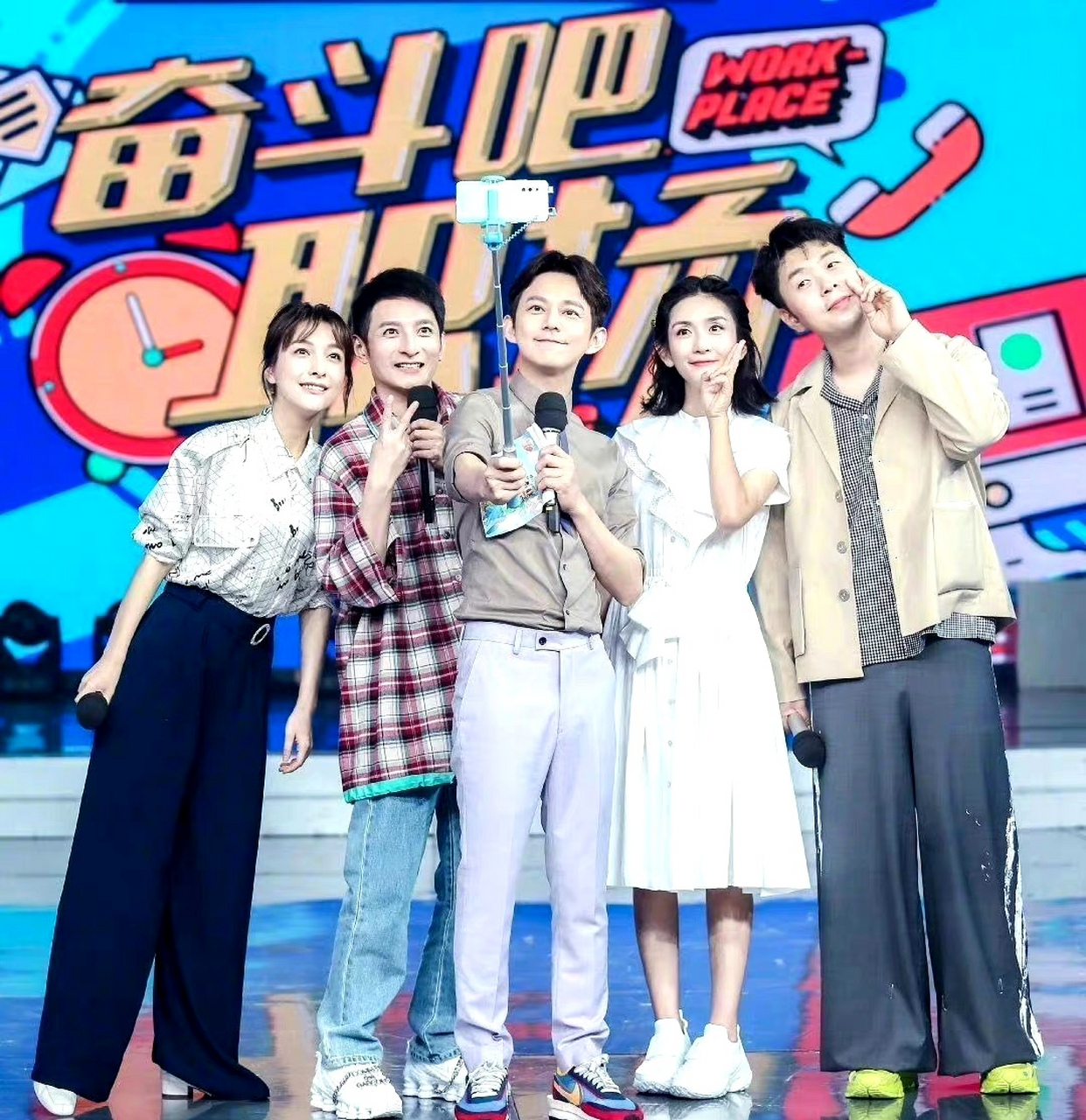 就差何炅杜海涛了# 吴昕和芒果tv签的分约只有一年,到期不续.