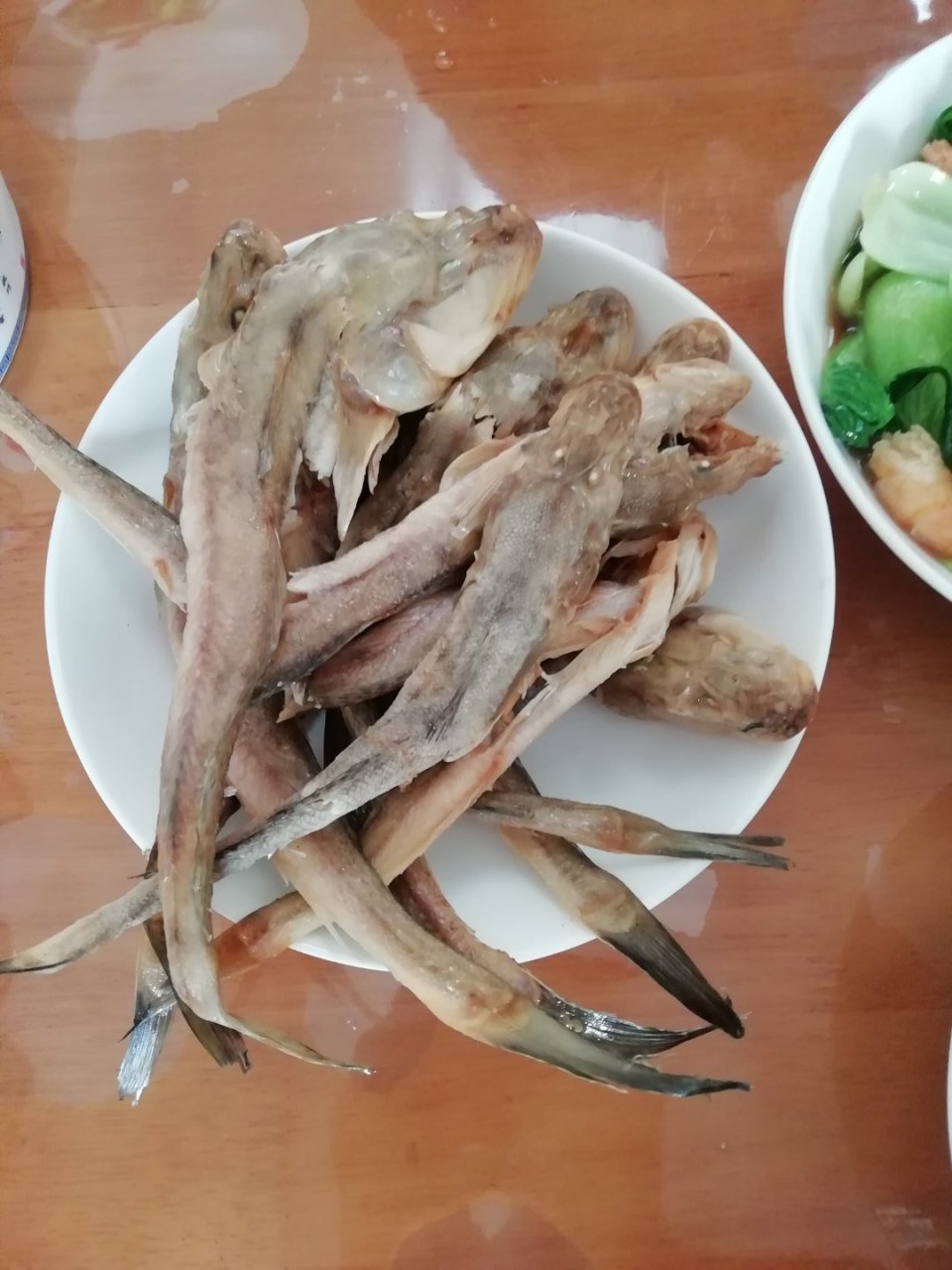 海楞蹦鱼用盐腌制一下,然后晒干.吃时洗一下,上锅蒸五六分钟.开胃下饭