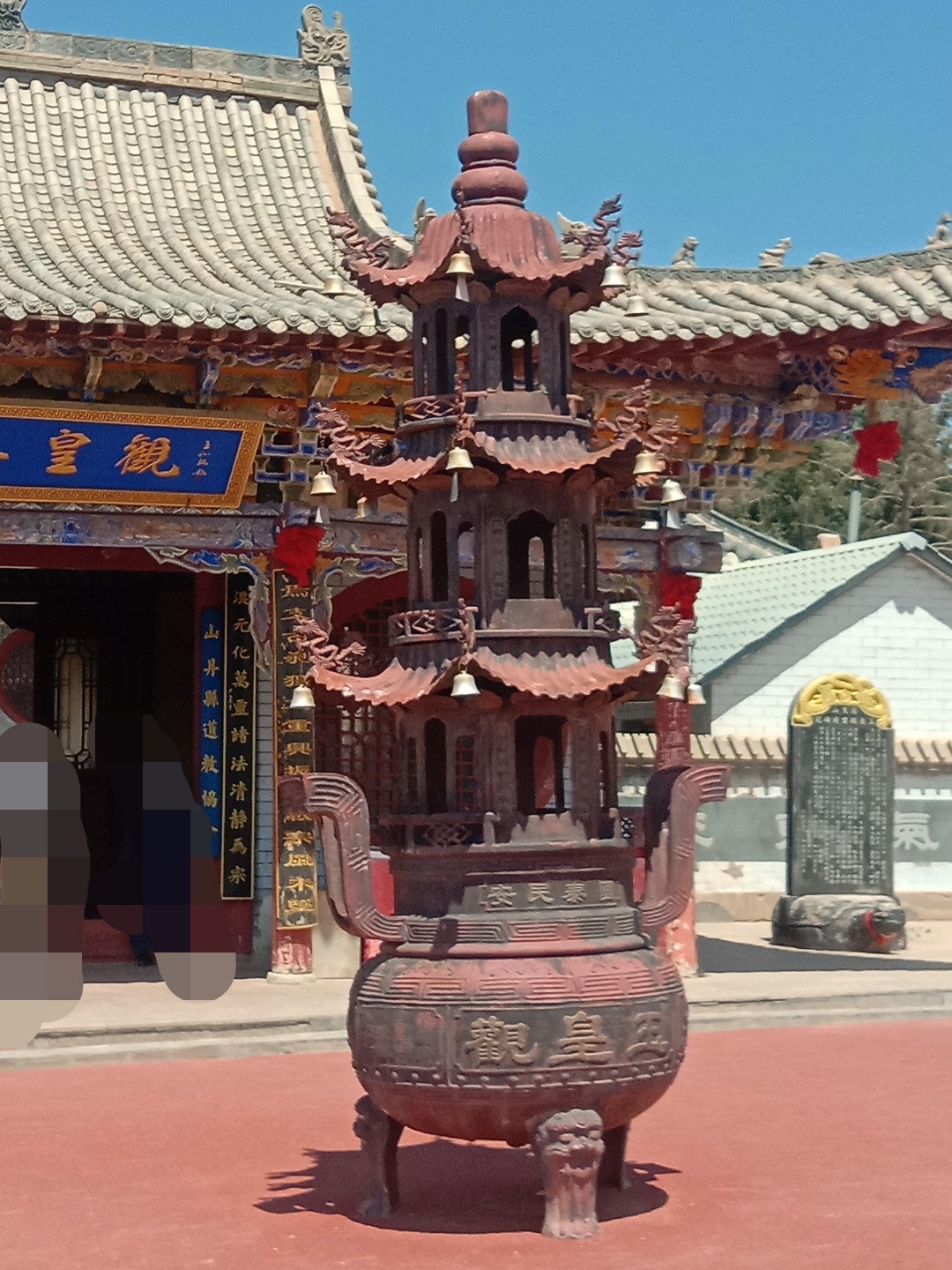 这塔看着真有气势,蓝天白云下更显古韵.