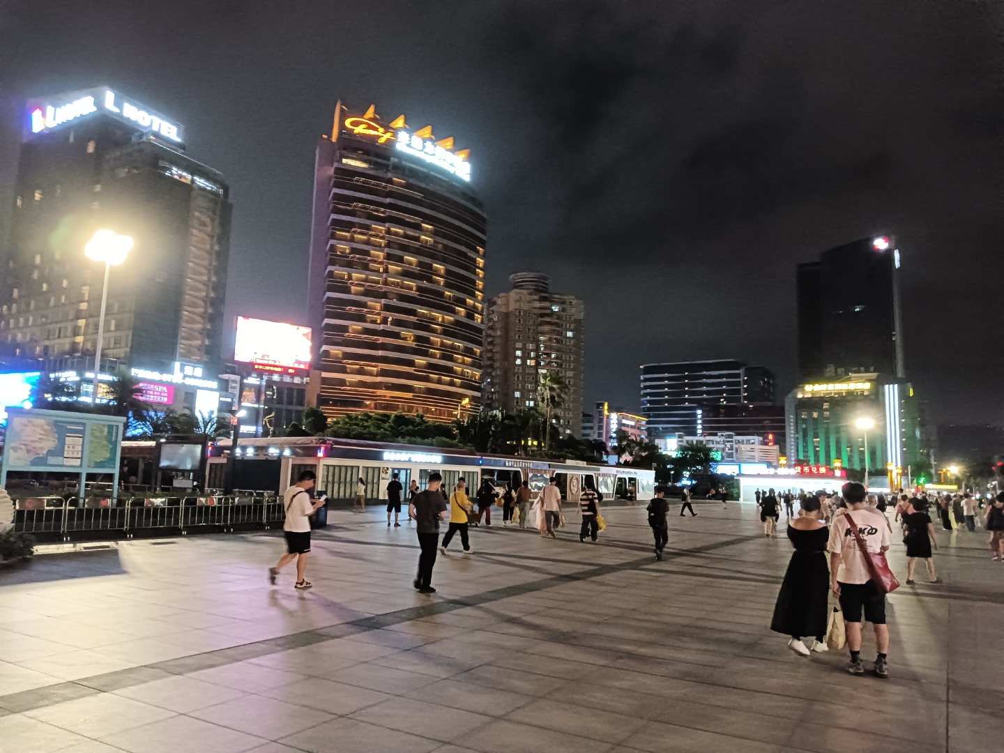 夜晚的珠海拱北口岸广场