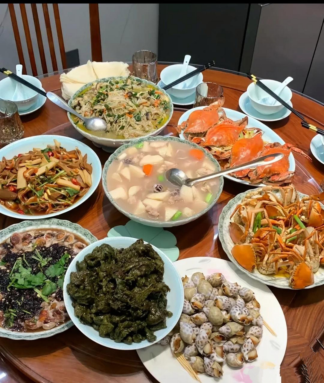 丰盛的晚餐,今晚的团圆饭,充满家的味道,满满一桌都是爱.