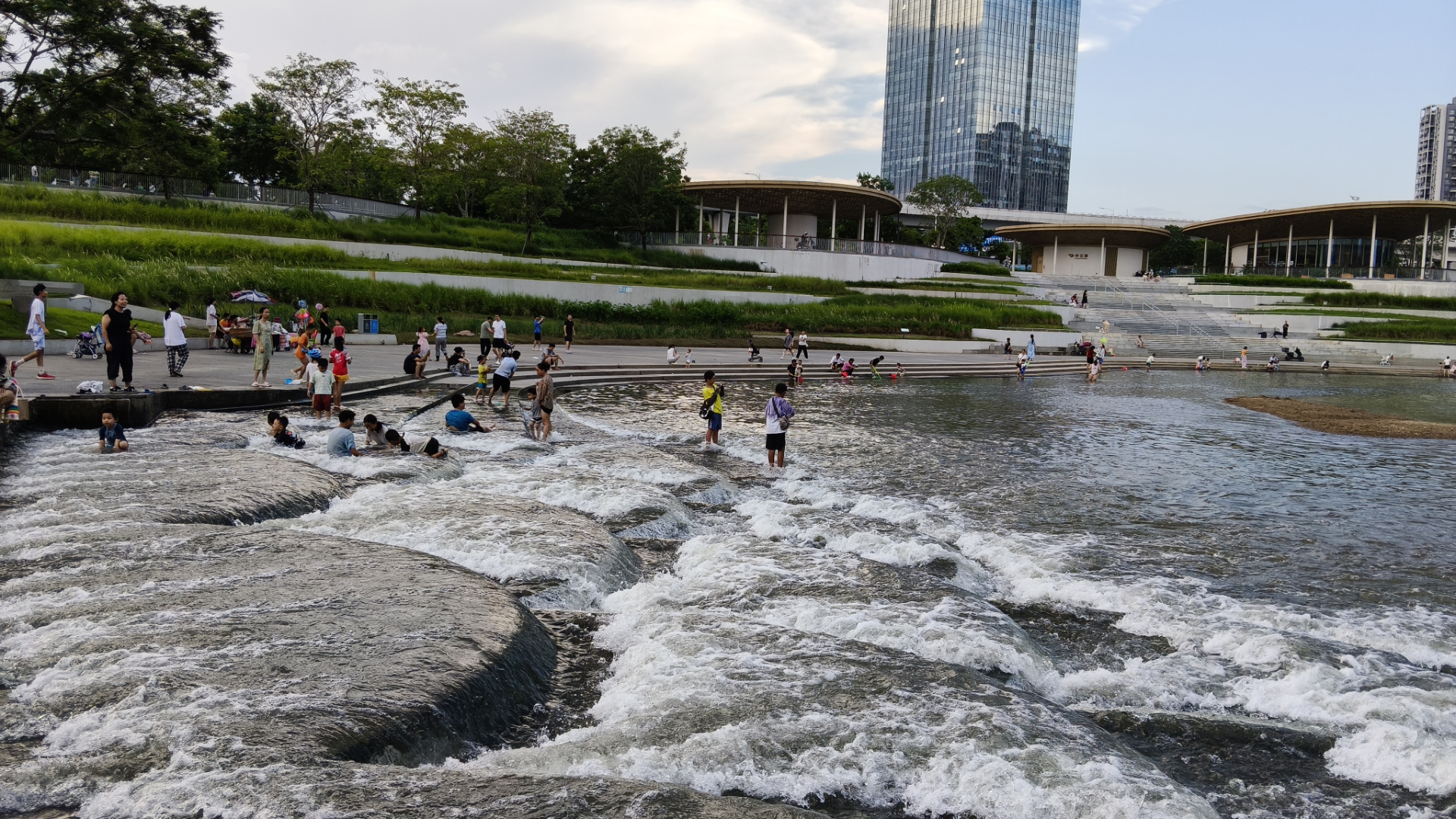 他们冲进河里,玩水,嬉戏,追闹,一片片欢声笑语此起彼伏