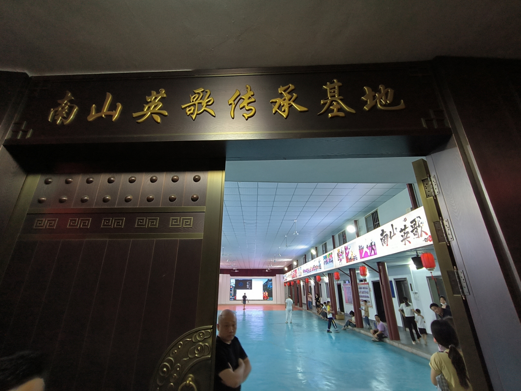昨天晚上观赏普宁南山英歌少年队集训陈来发亲自指导