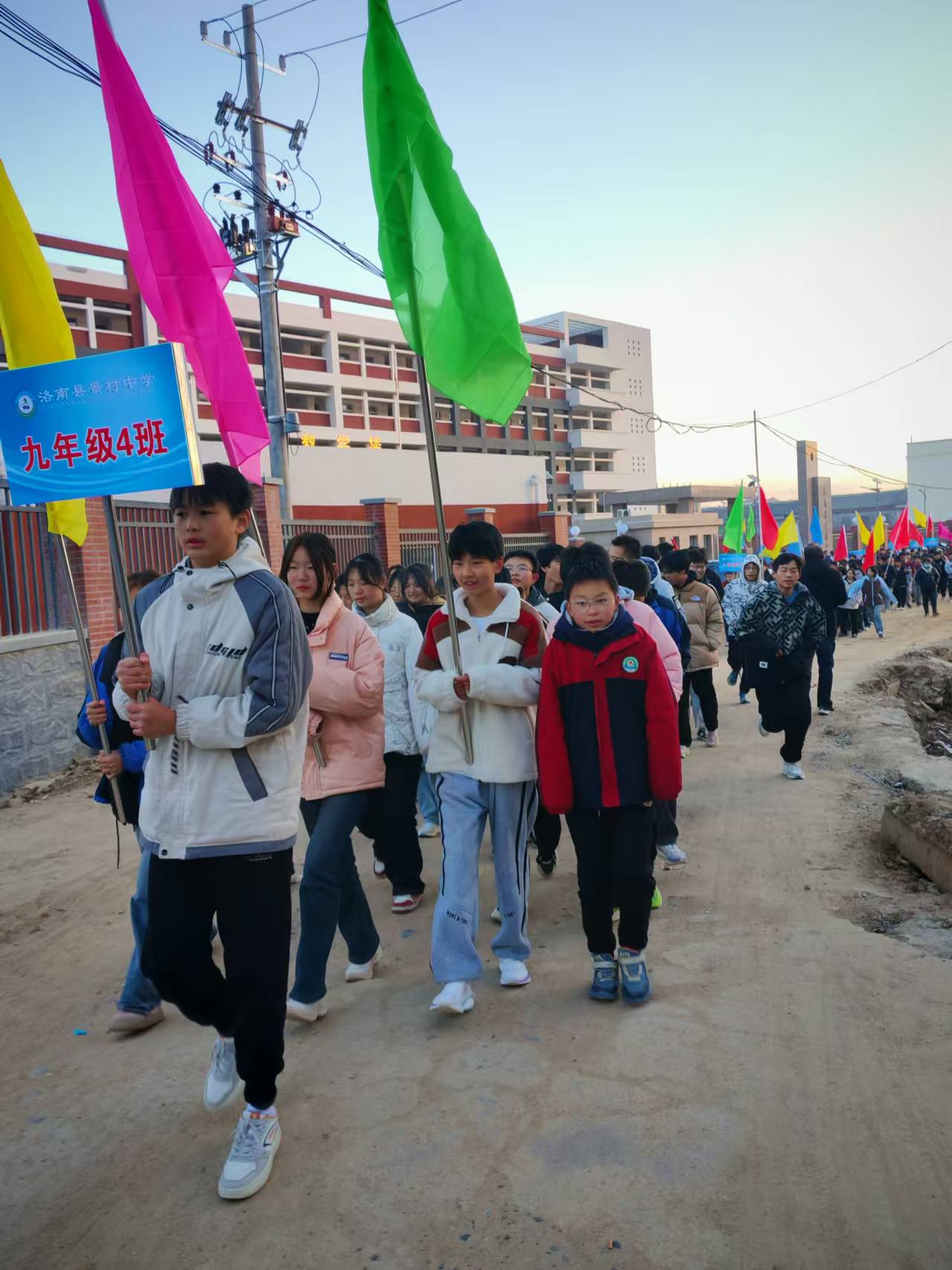 我家小棉袄,刚刚进入王山沟中学,条件很艰苦,路是相当的不好,此时她
