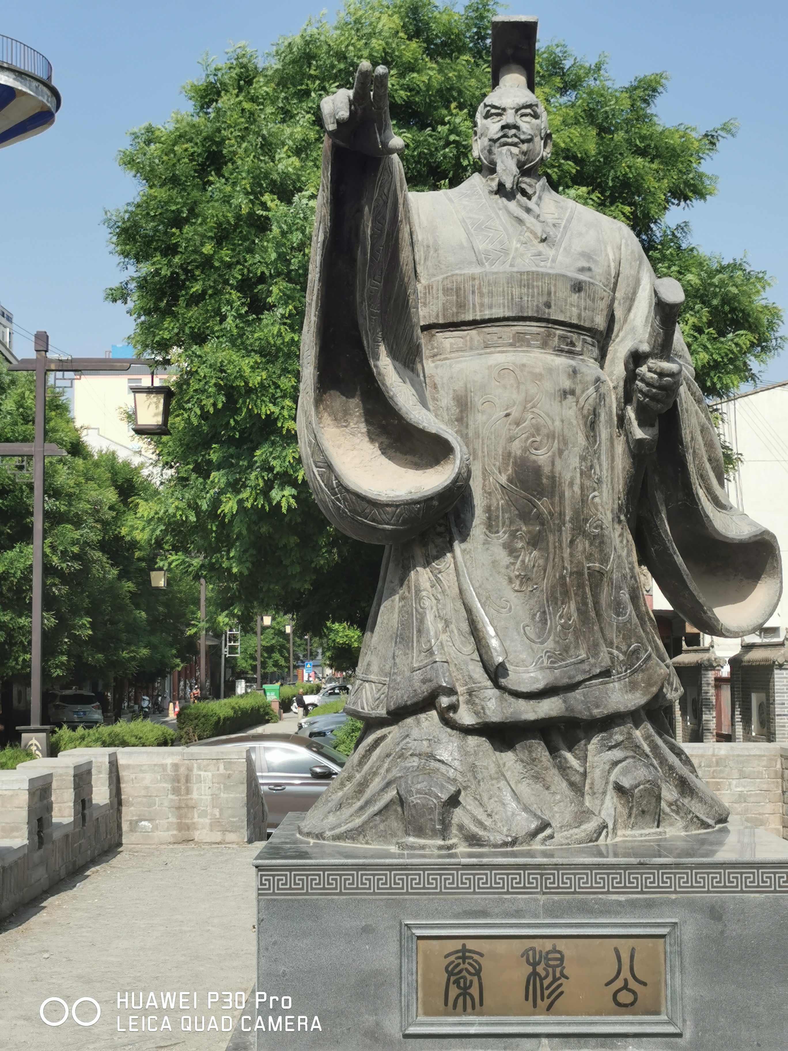 原来这里为秦都327年是春秋五霸之一的秦穆公纵横捭阖并安眠之地