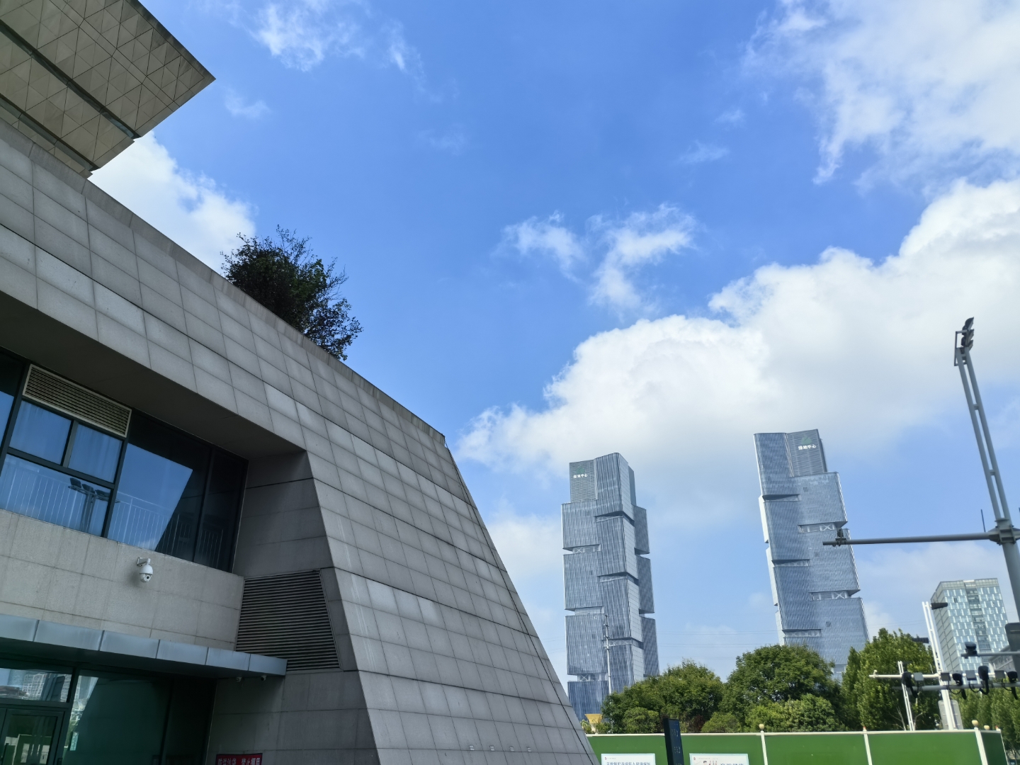 徽州古城地在皖南,距郑州898km,因一天只一趟直达车,一票难求,故选择