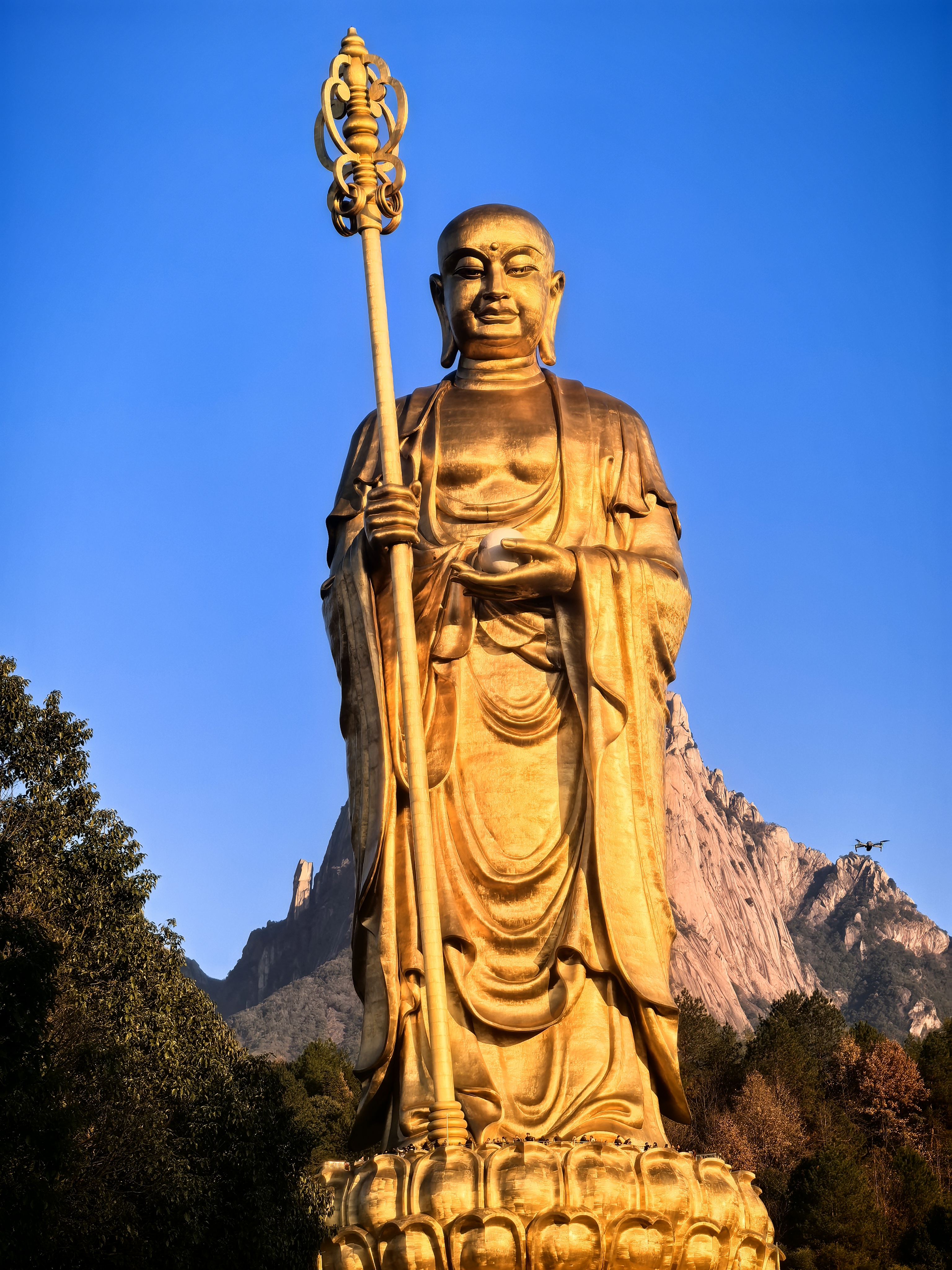 此为世上最大的露天地藏王菩萨造像