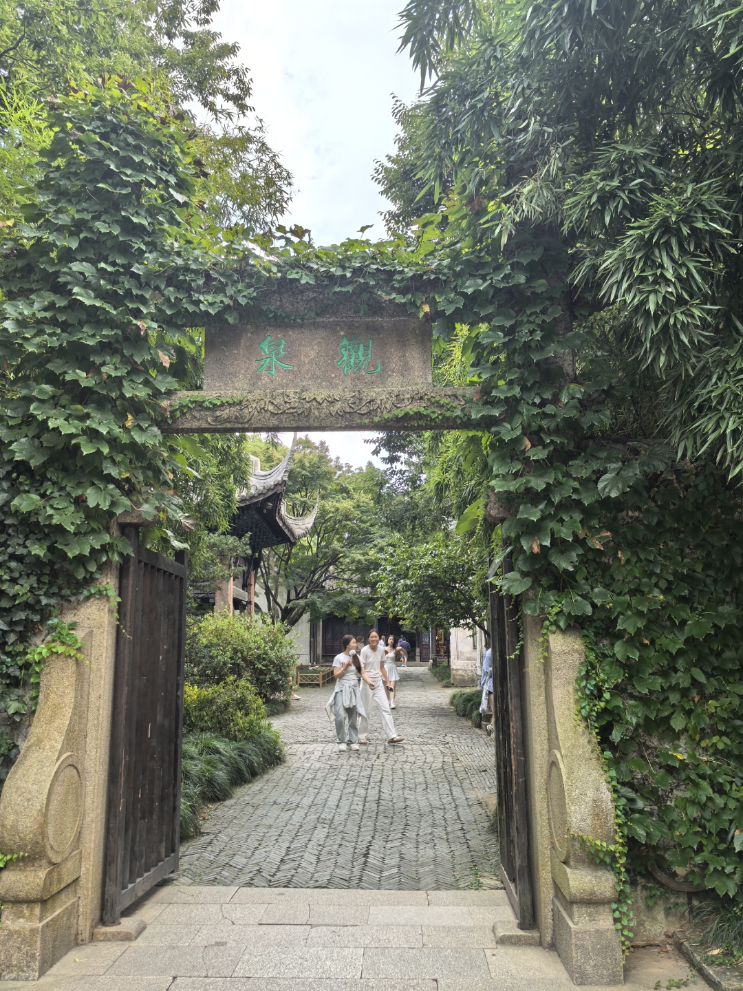 在无锡市锡惠公园观向往己久的"天下第二泉".