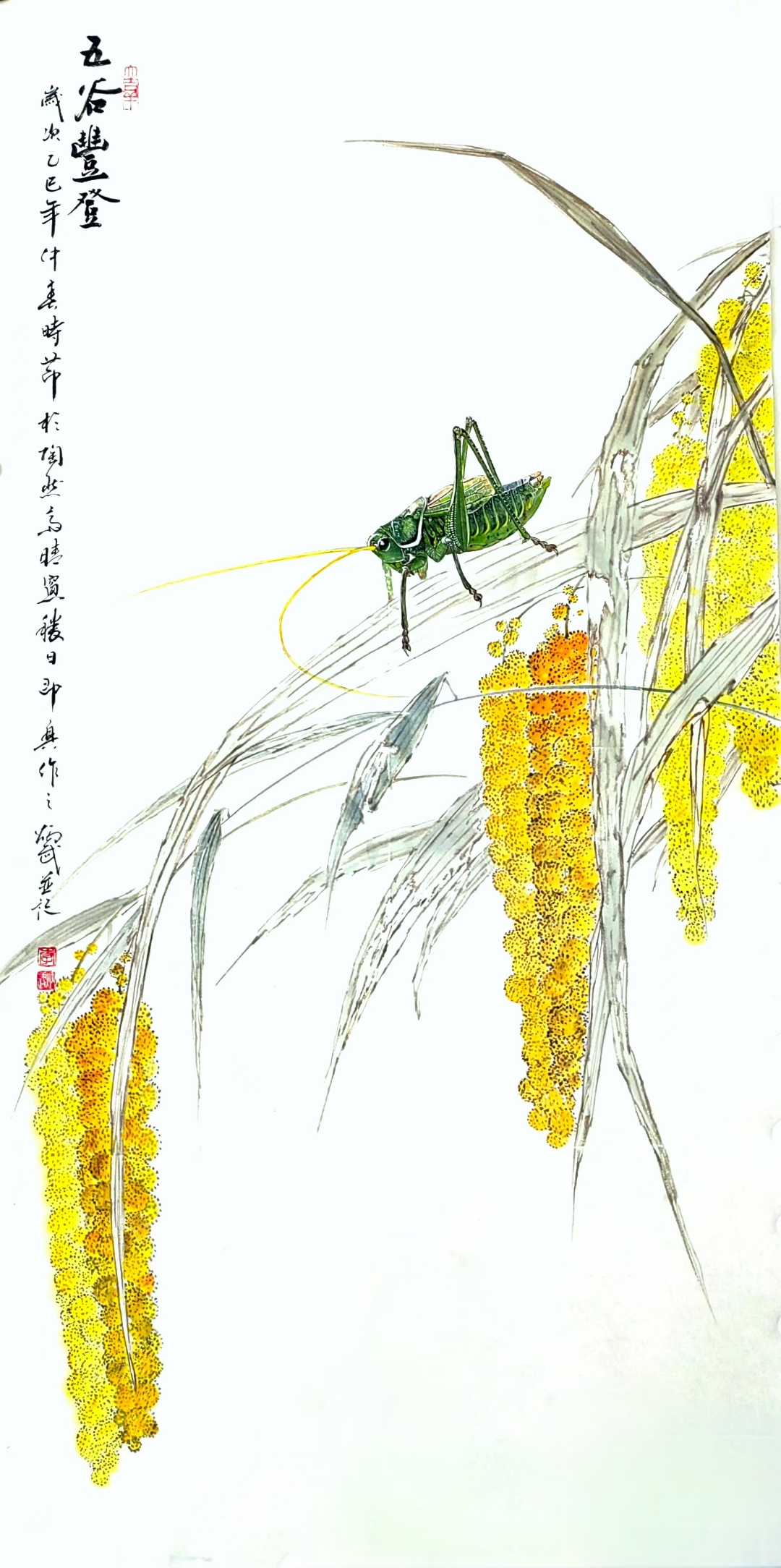 瞧这 只的蝈蝈,停在黄澄澄的穗子上,像极了一幅精美的画作!