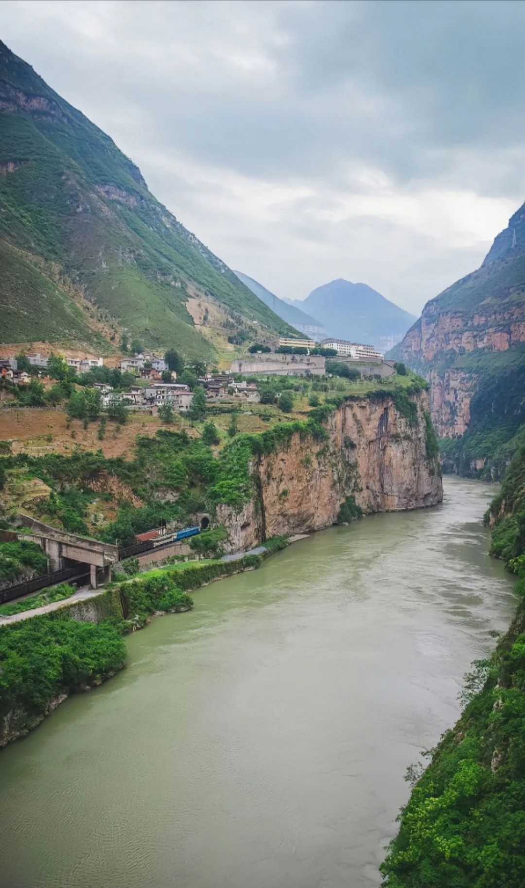 有时间去一趟四川大渡河金口大峡谷吧! 当你走进这里,你将置身于一个