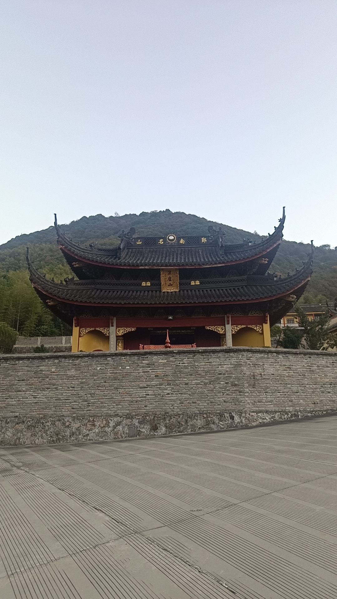 法座山,位于宁波市鄞州区横溪镇道成岙村,是僧人隆慧法师在读