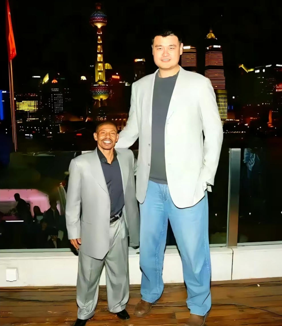 当姚明和蒂尼·博格斯同框,这样的画面太珍贵  你敢相信吗?